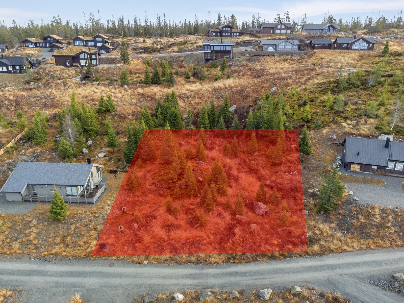 Det røde feltet illustrerer hvor tomten ligger. Størrelsemessig kan det være unøyaktig. Galleribilde