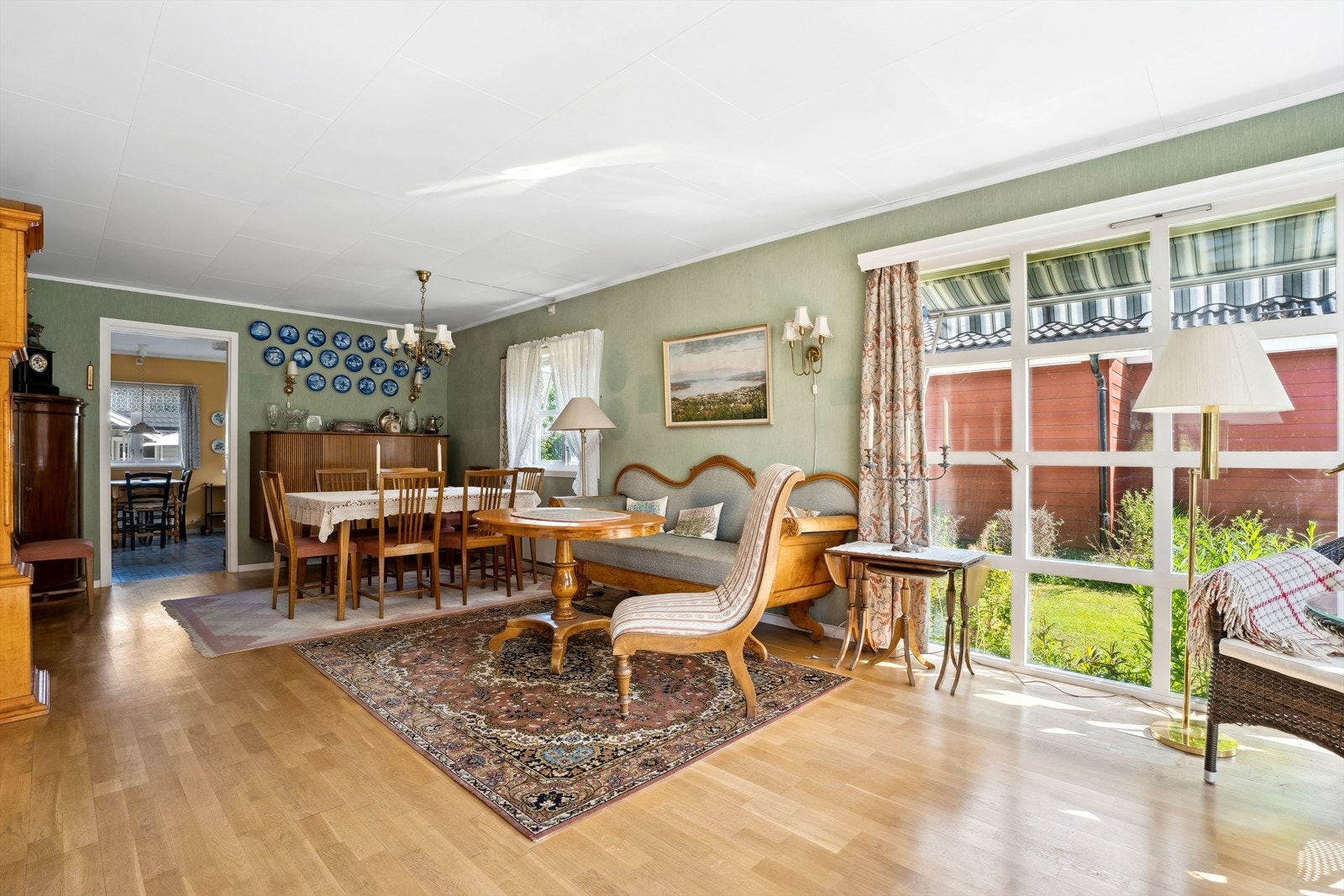 Stuen er et sosialt og åpent oppholdsrom - boligens naturlige samlingspunkt. Galleribilde