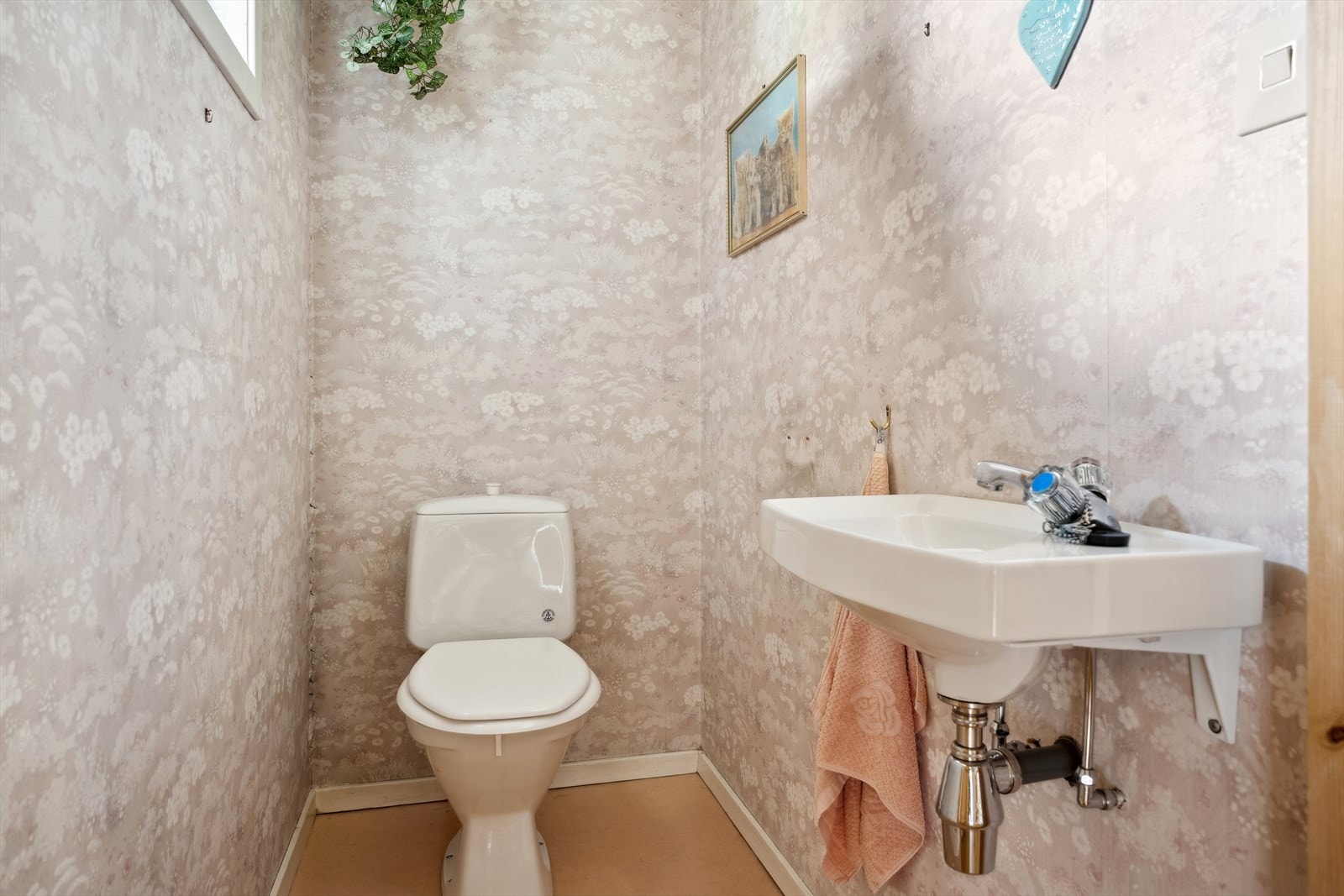 Toalettrommet i 1. etasje er innredet med en servant og gulvmontert toalett. Galleribilde