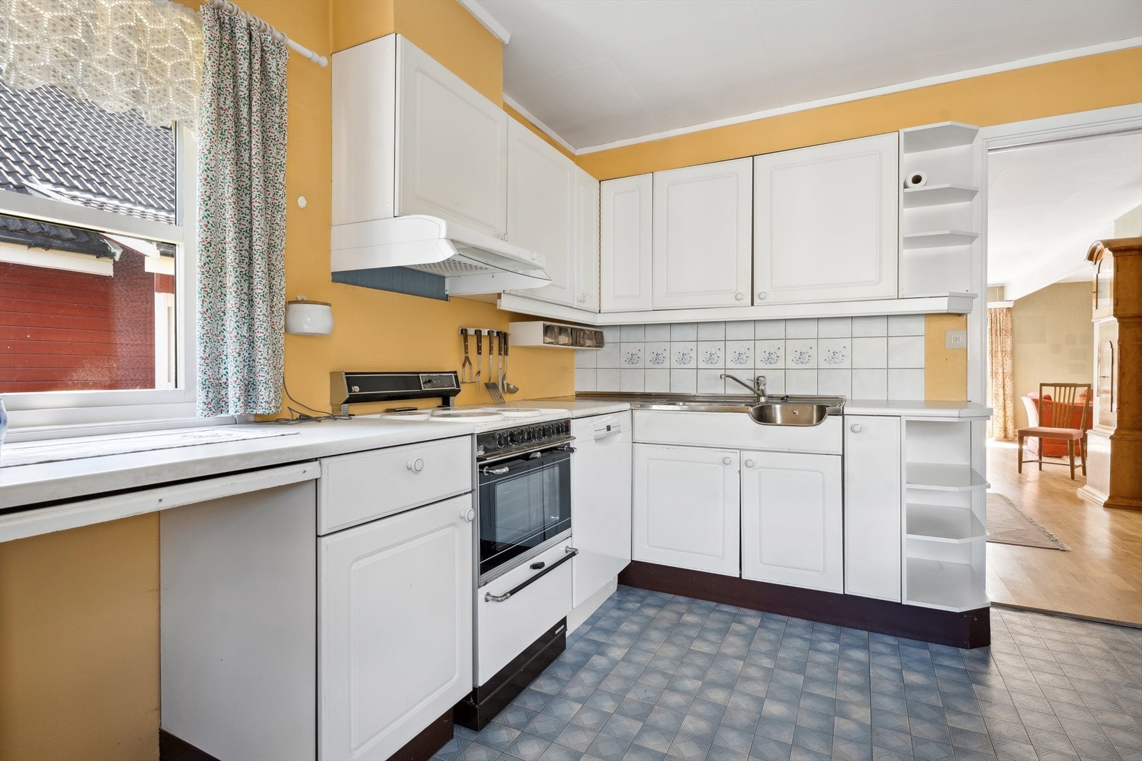 Eldre kjøkkeninnredning med laminerte skrog, profilerte fronter og laminert benkeplate. Galleribilde