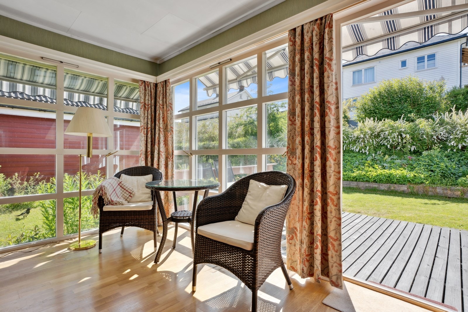 Gode lysforhold i stuen grunnet de store vindusflatene. Galleribilde