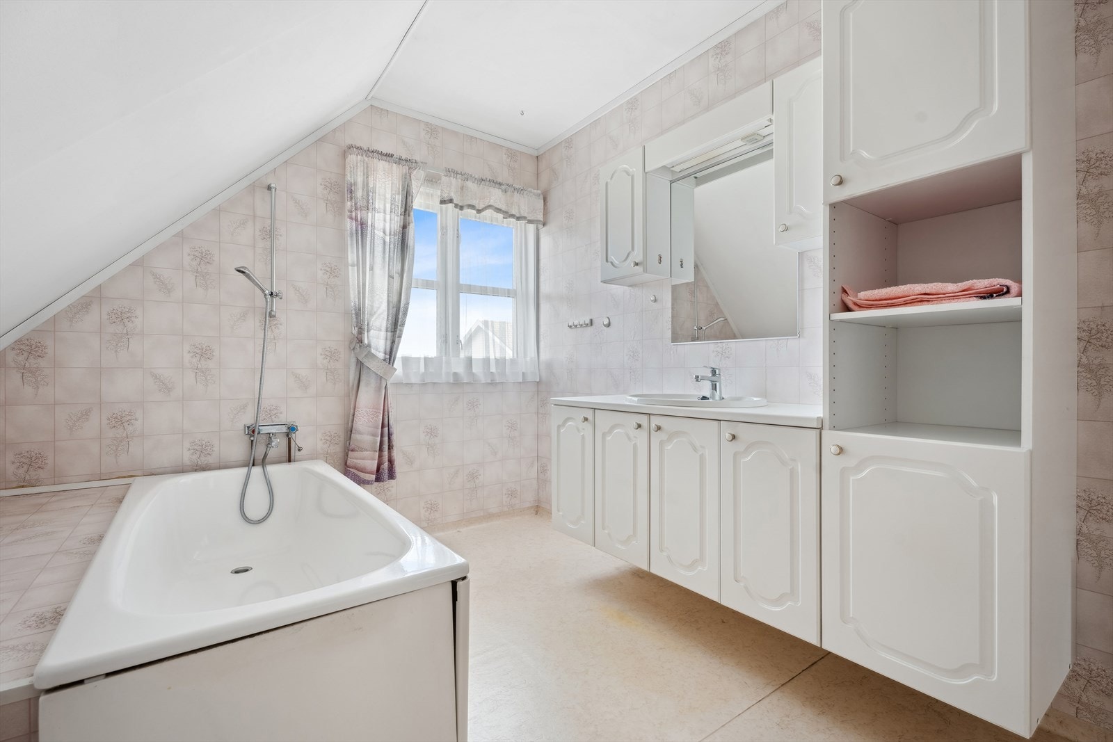 Eldre baderom i 2. etasje. Badet har belegg på gulvet, tapet på vegger og malte glatte flater i himling. Galleribilde