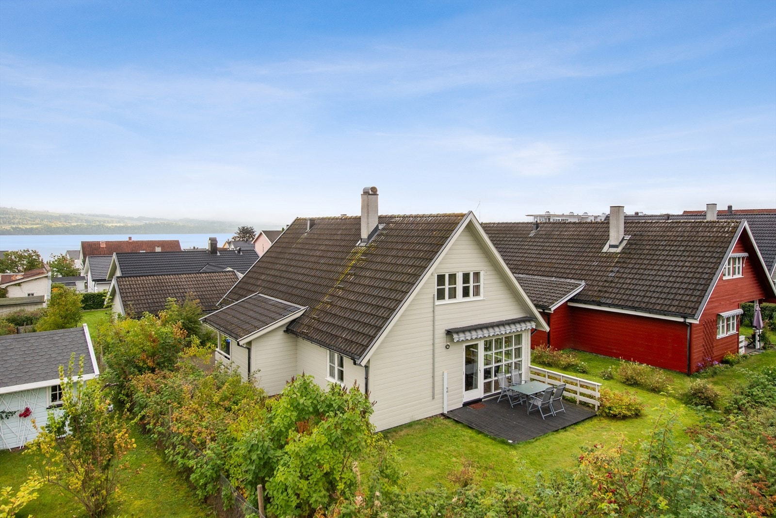 Boligen har en eiet tomt på 475 m2 som er flat/skrånende og opparbeidet med plen og beplantning. Galleribilde