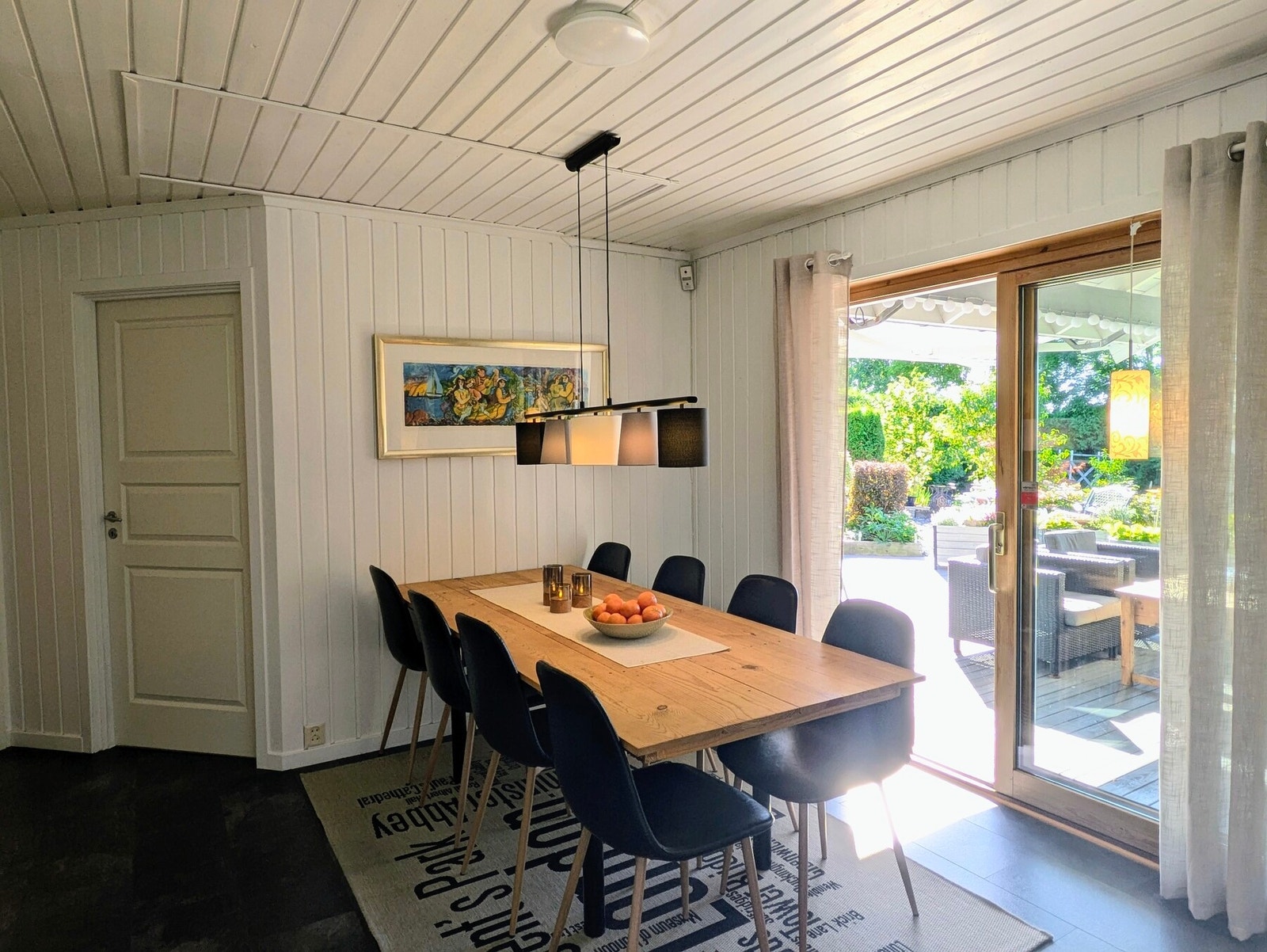 Fra spisestuen er det dør ut til hagen. Galleribilde