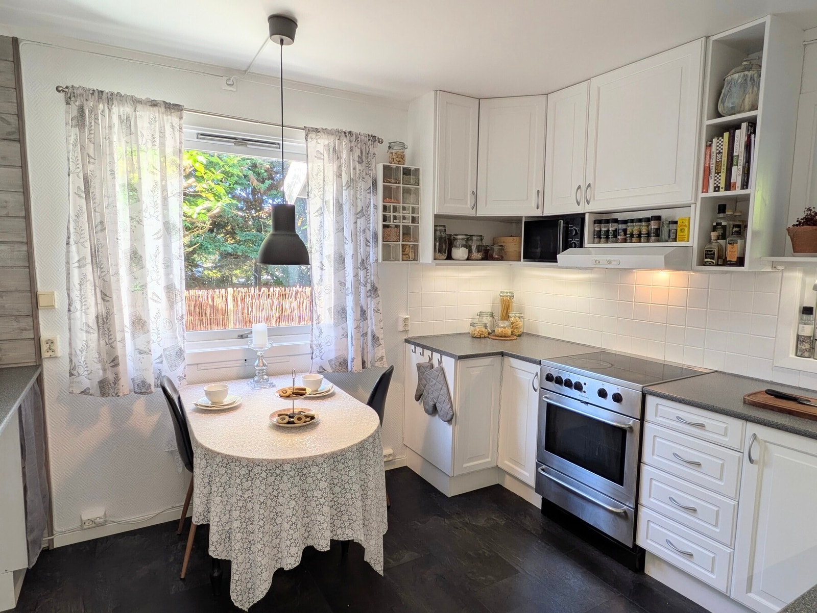 Kjøkkenet er enkelt og funksjonelt, med malt innredning og profilerte fronter. Hvitevarer på kjøkkenet medfølger. Galleribilde