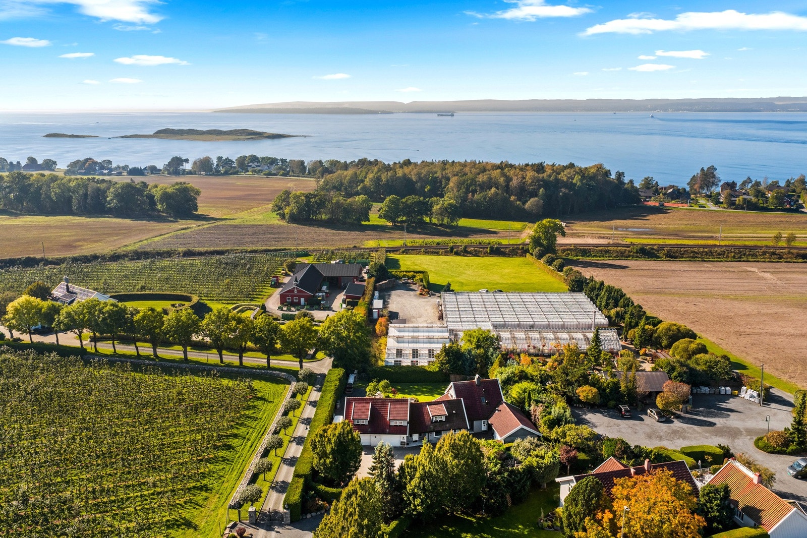 Her bor du fjordnært, med sjøutsikt og kort vei til nærmeste strand. Galleribilde