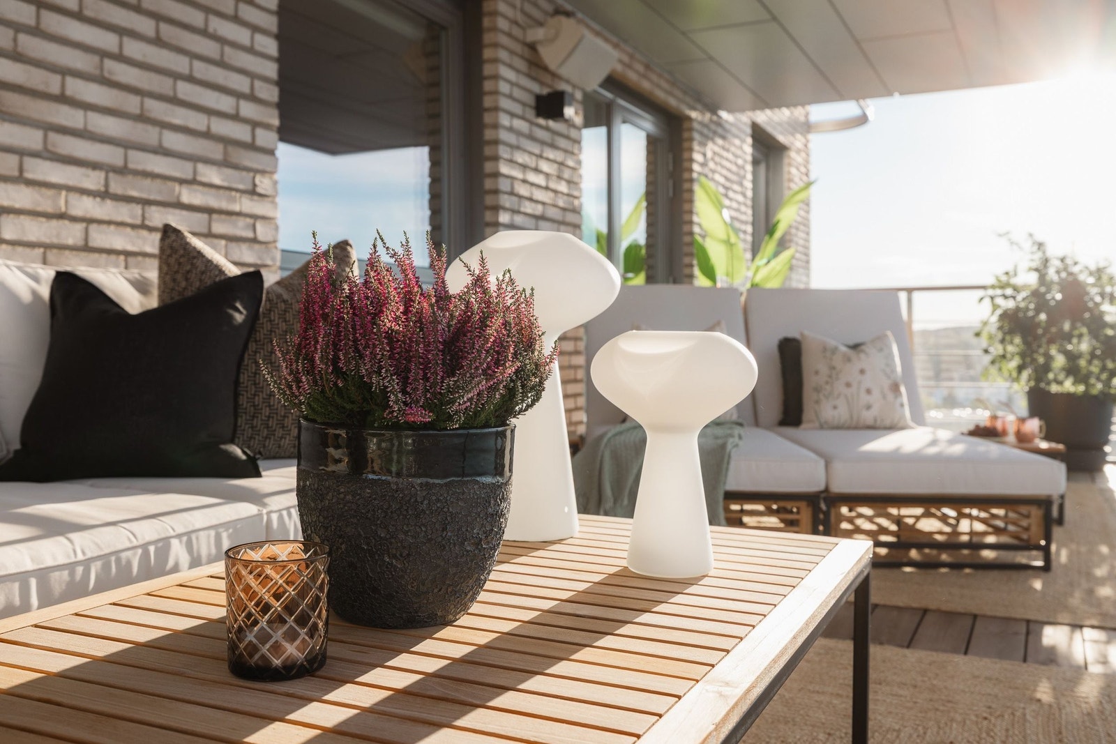 Den vestvendte terrassen inviterer til lange ettermiddager og kvelder i solen, mens den andre terrassen gir deg den perfekte morgenen med kaffe og soloppgang Galleribilde