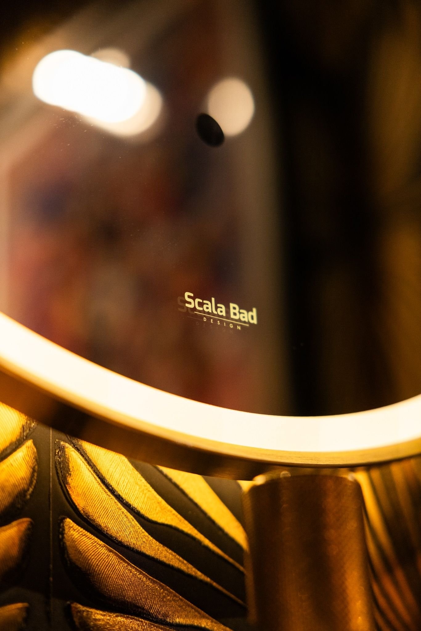 Scala Bad-speil med lysramme som fremhever rommet Galleribilde