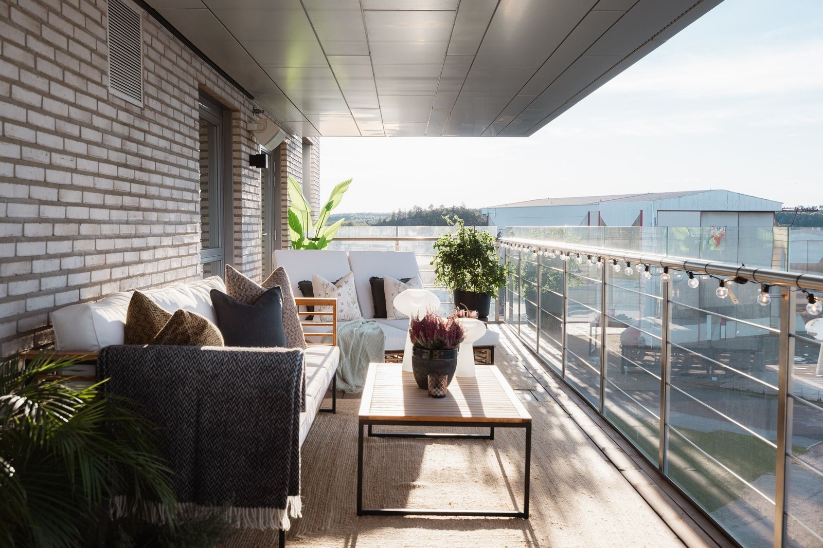 Vestvendt terrasse som byr på ettermiddagssol og lange kvelder – en naturlig forlengelse av stuen Galleribilde