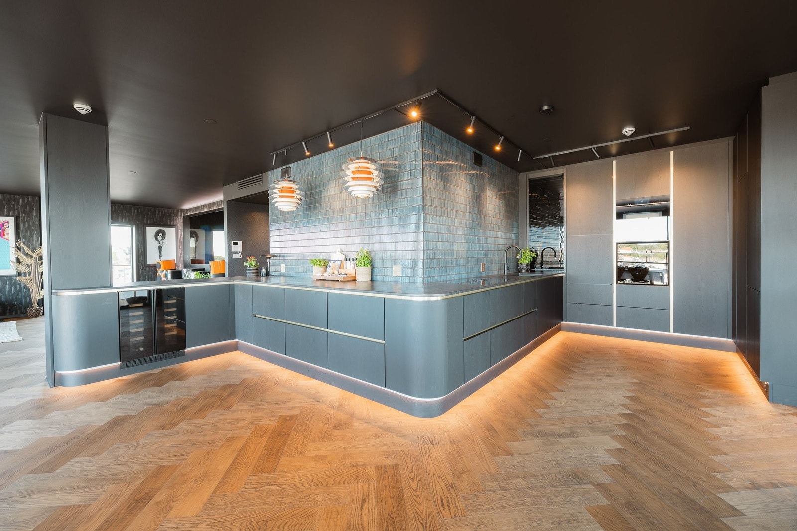 Eksklusivt kjøkken fra Mesterverk Innredninger – med integrerte hvitevarer og gjennomført design Galleribilde