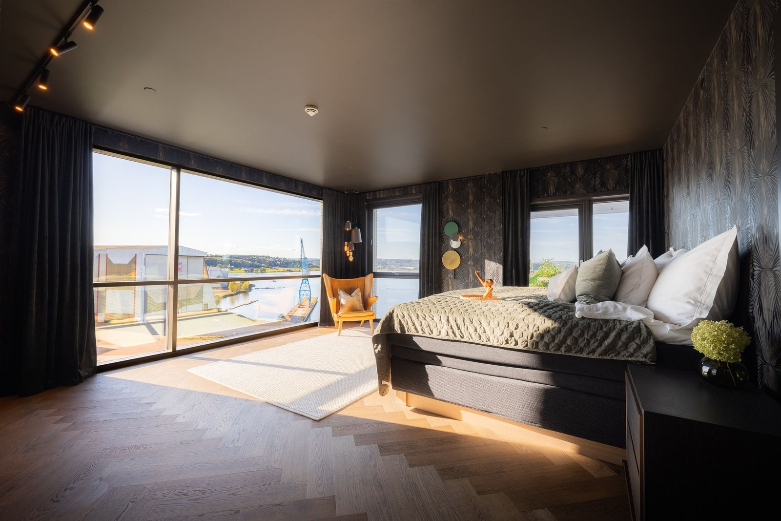 Master Bedroom med panoramautsikt, skreddersydde velurgardiner og eksklusivt tapet fra Roberto Cavalli Galleribilde