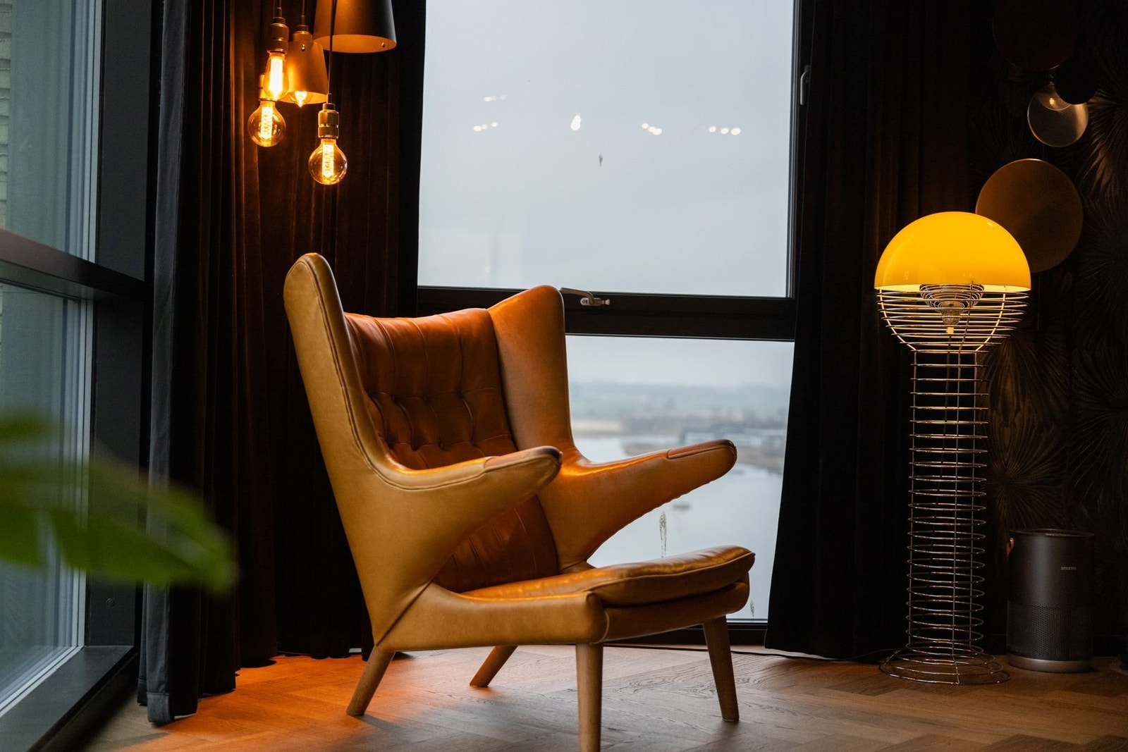 En egen lounge-krok i Master Bedroom – med utsikt, varme materialer og stemningsfull belysning Galleribilde