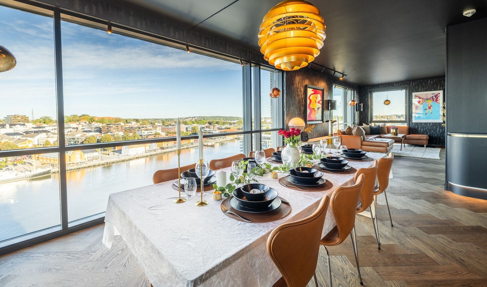 Storslått utsikt fra spise- og stueområdet – eksklusivt interiør kombinert med underlimt fiskebensparkett Galleribilde