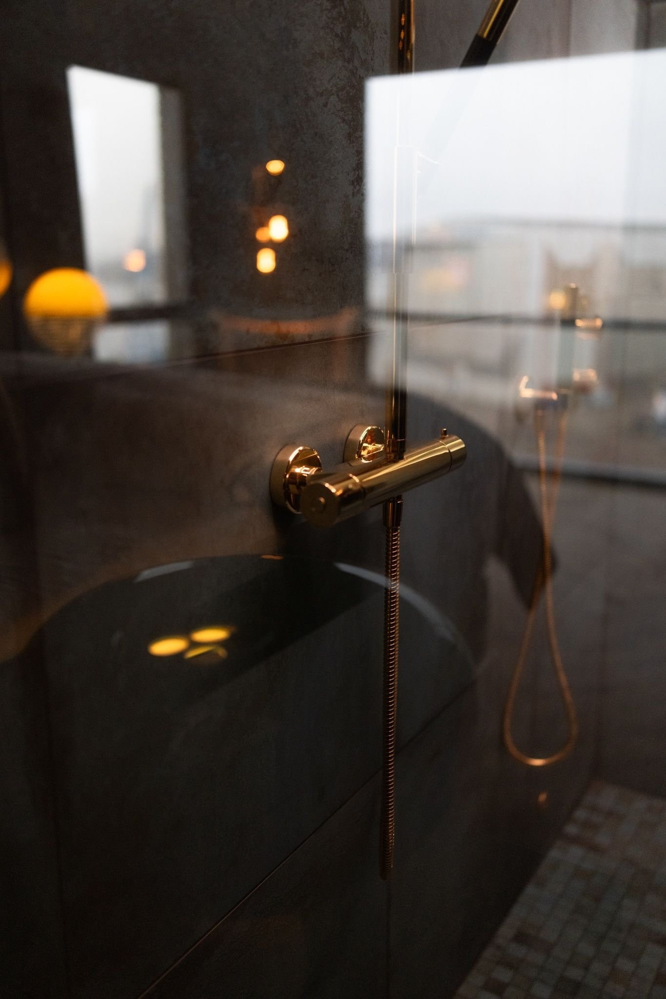 Utsikten følger deg helt inn i dusjen – her sett gjennom vinduet fra master bathroom Galleribilde