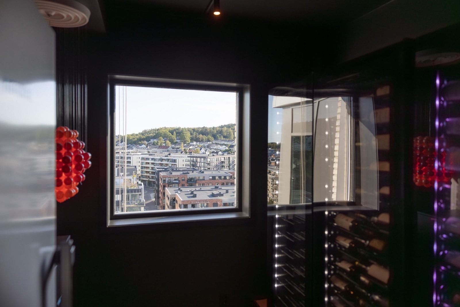 Selv fra vinrommet følger utsikten deg – et glimt av byen som minner deg om at du bor i hjertet av Tønsberg Galleribilde