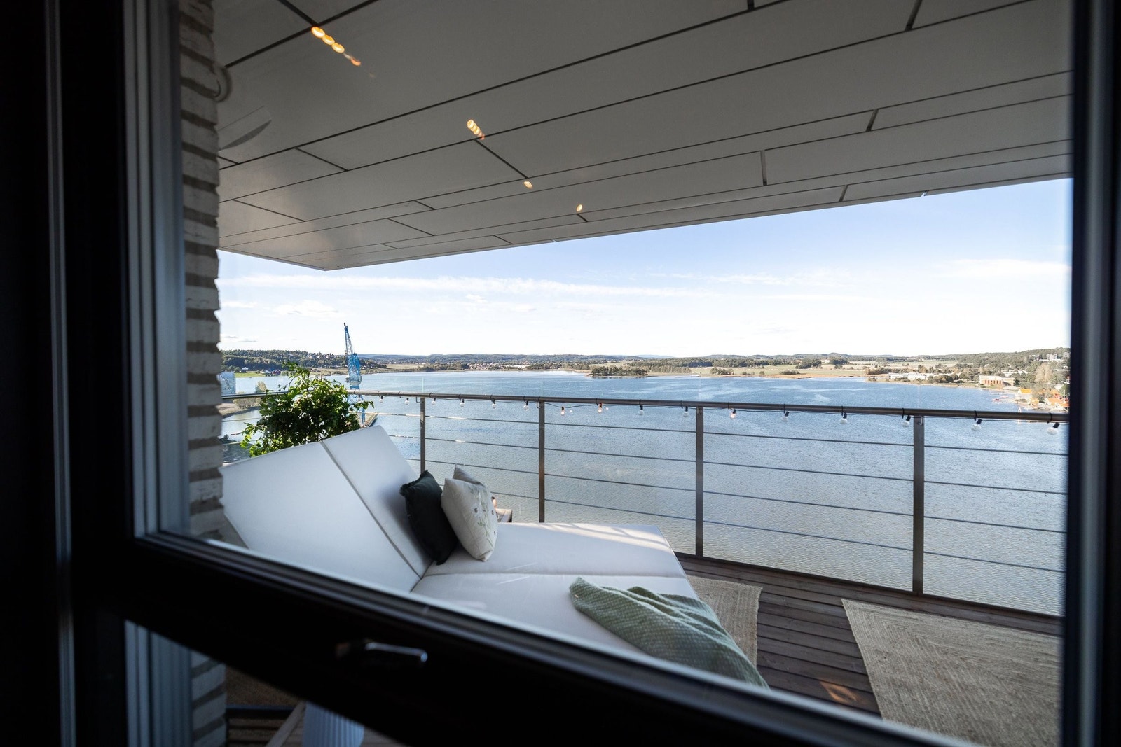 Her kan du våkne til en utsikt som strekker seg utover fjorden – en påminnelse om at du bor på toppen av byen Galleribilde