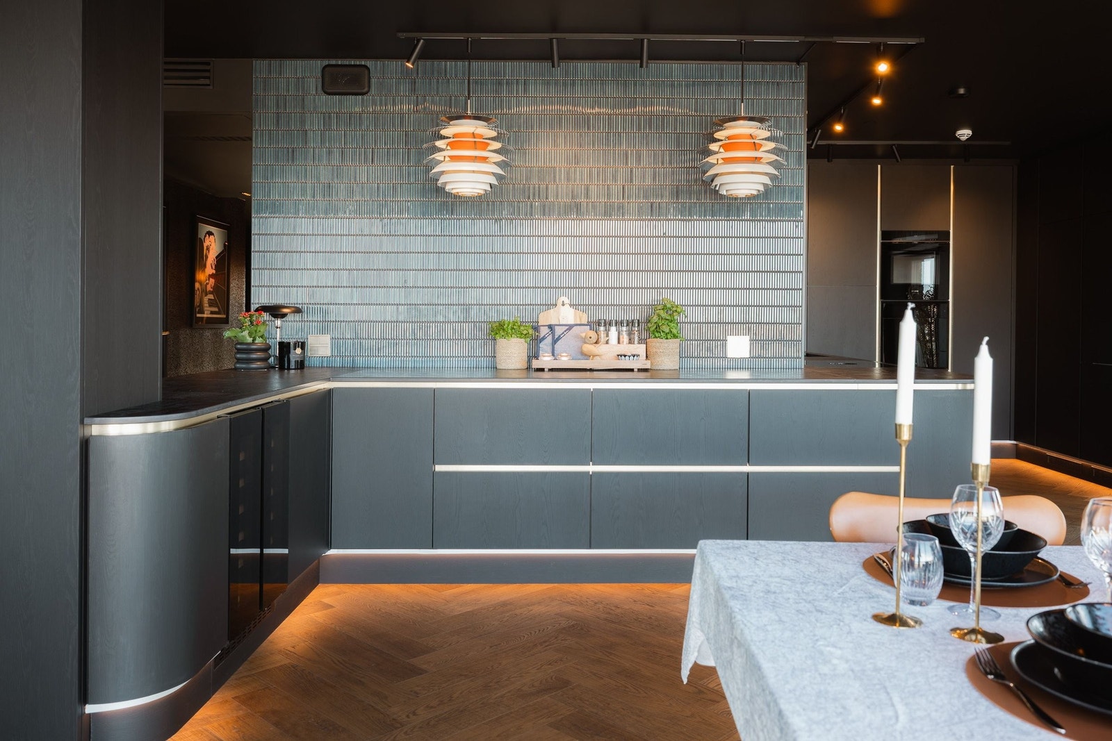 Kjøkken med eksklusiv innredning fra Mesterverk – kombinert med designerfliser og integrert led-belysning Galleribilde