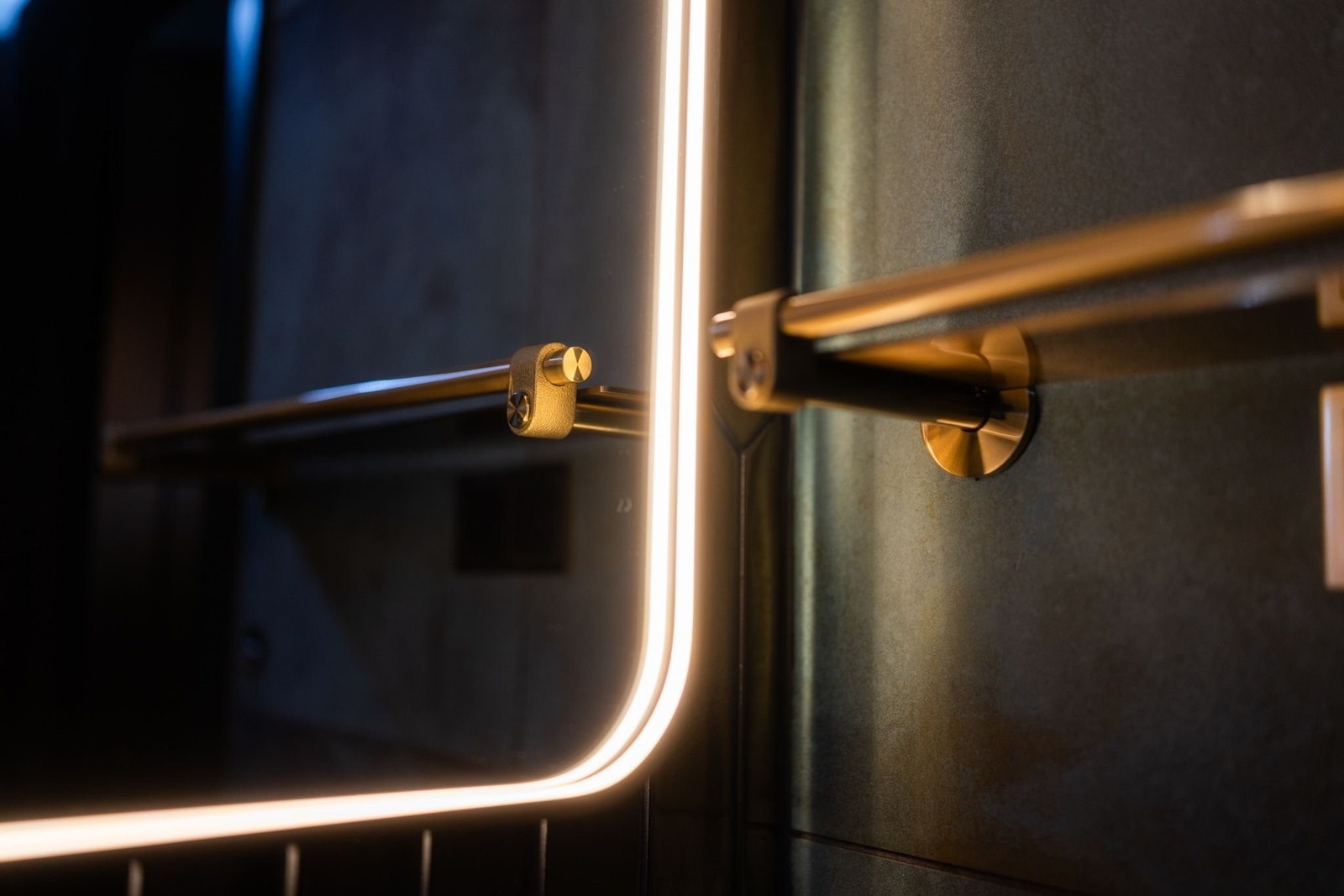 Stilrent speil fra Scala Bad kombinert med detaljer fra Buster & Punch – et baderom med særpreg Galleribilde