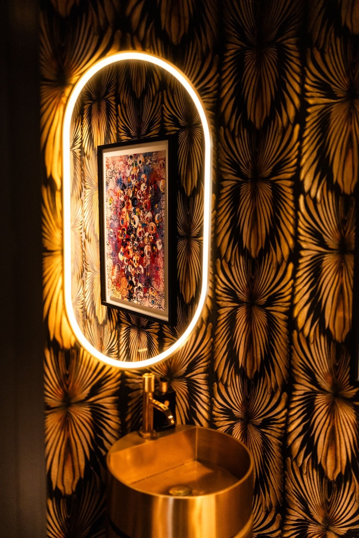 På gjestetoalettet finner du et speil som ikke bare rammer inn rommet med elegant belysning – det fungerer også som det ultimate 'selfie-speilet'. Et lite stykke magi som balanserer luksus med et glimt i øyet Galleribilde