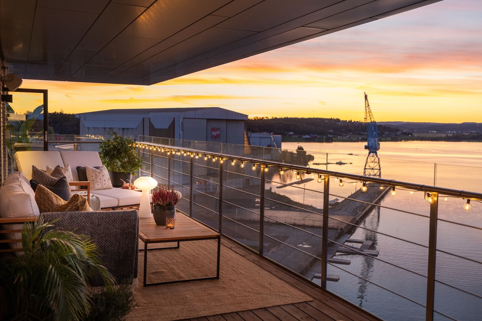 Terrassen vender mot vest og gir deg et spektakulært skue når solen forsvinner ned bak horisonten. Her kan du lene deg tilbake med kveldsmat eller et glass vin, mens lyset speiler seg i vannflaten og gjør utsikten enda mer dramatisk. Galleribilde