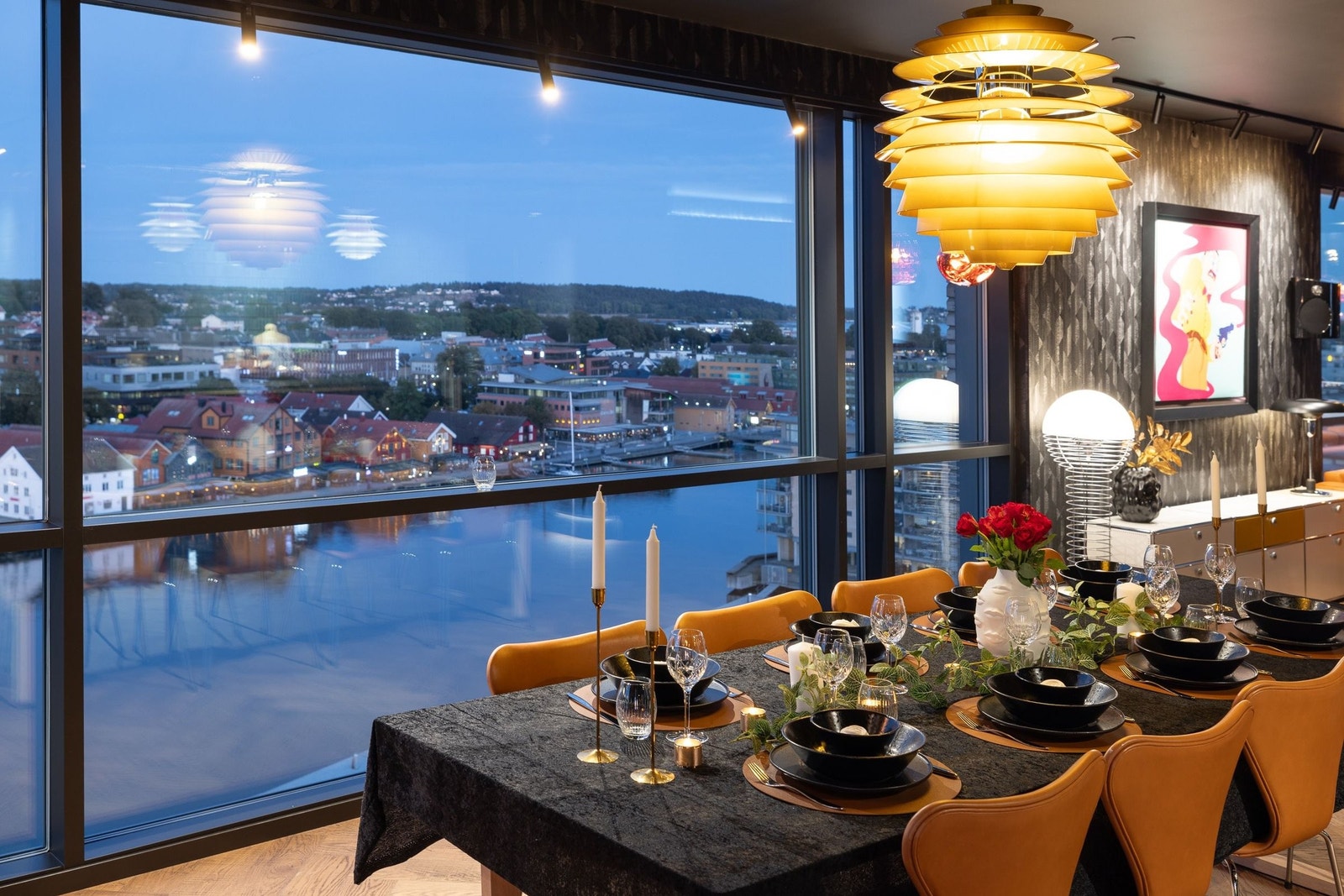 Spisestuen byr på en utsikt som gjør hvert måltid til en opplevelse – med Tønsbergs brygge og byens lys rett utenfor vinduene Galleribilde