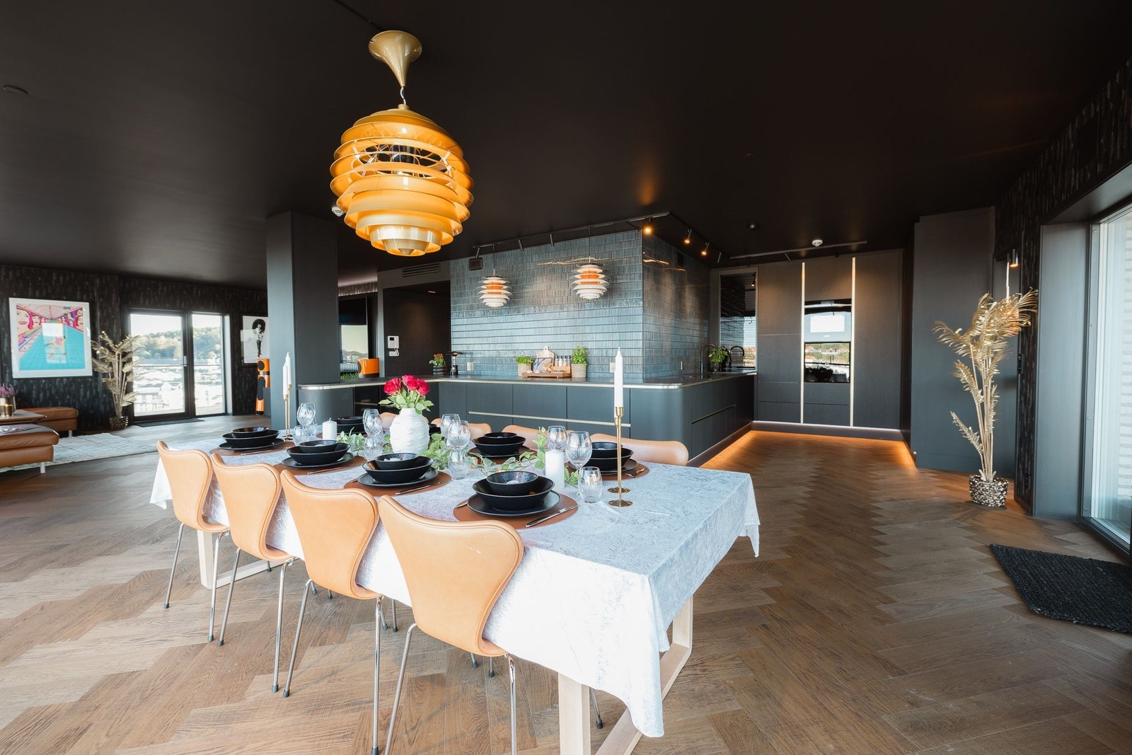 Eksklusivt kjøkken fra Mesterverk Innredninger – med integrerte hvitevarer og gjennomført design Galleribilde