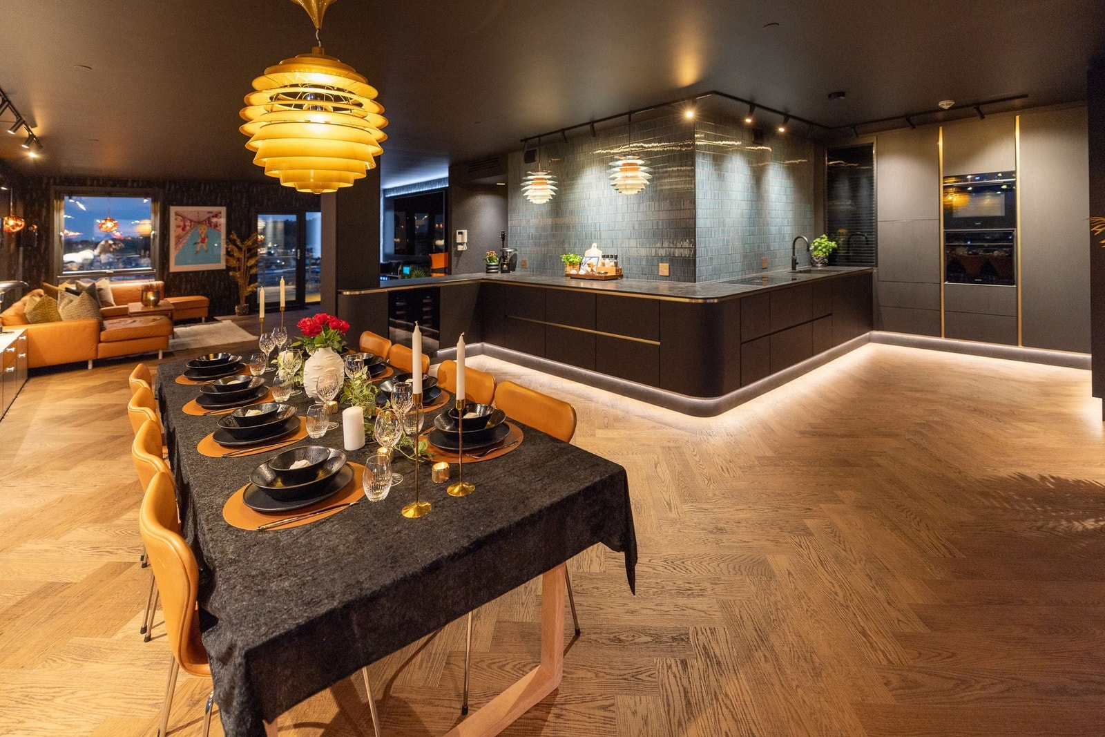 Når mørket faller på, skaper den gjennomtenkte belysningen en varm og stemningsfull atmosfære. Spisebordet inviterer til lange middager, mens kjøkkenet trer frem som et stilrent midtpunkt – et perfekt samspill mellom lys, funksjon og design. Galleribilde