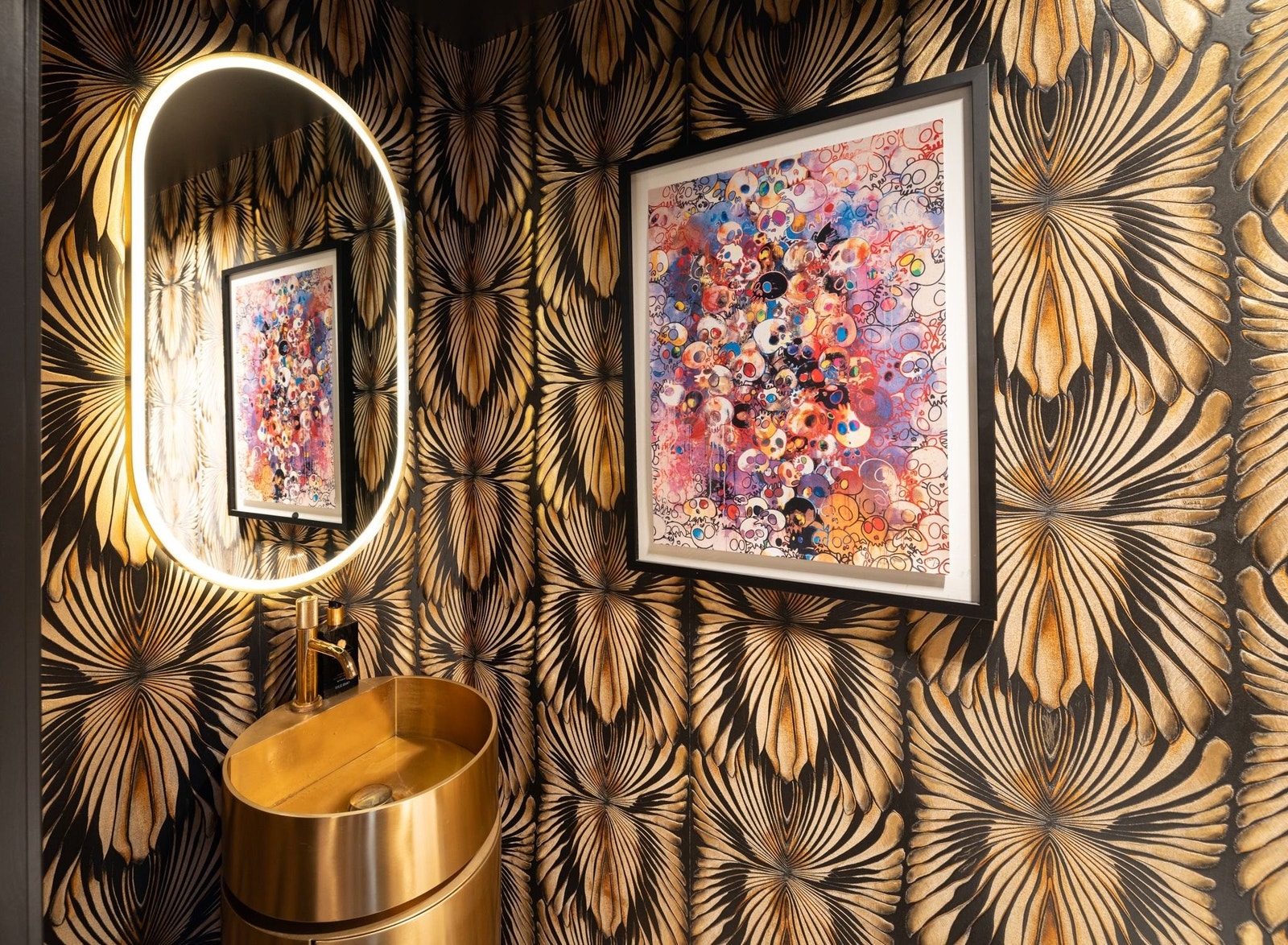 Gjestetoalett med gullfarget servant, speil fra Scala Bad, tapet fra Roberto Cavalli og integrert Bose-høyttaler i taket Galleribilde