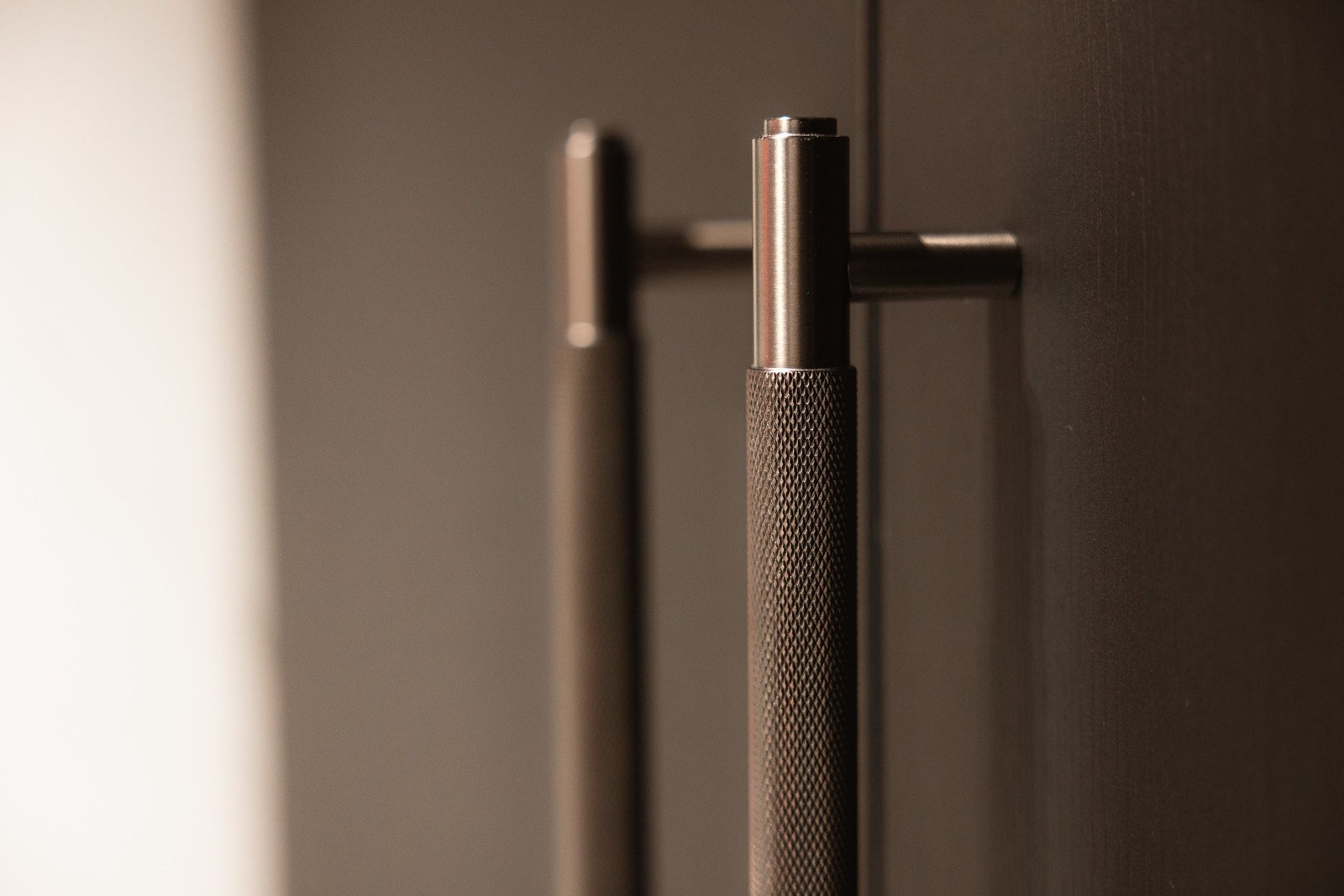 Plassbygd skap med opplegg til vaskemaskin og tørketrommel – detaljert med håndtak fra Buster & Punch Galleribilde