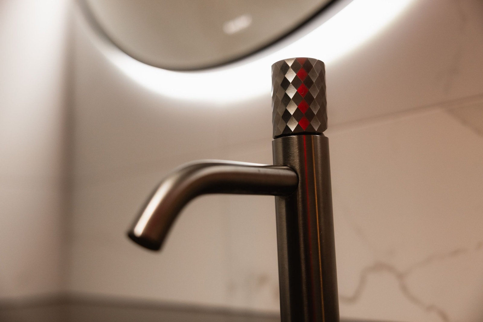 Servant fra Steinriket kombinert med plassbygde løsninger fra Mesterverk Innredninger – et bad skapt for både funksjon og eleganse Galleribilde