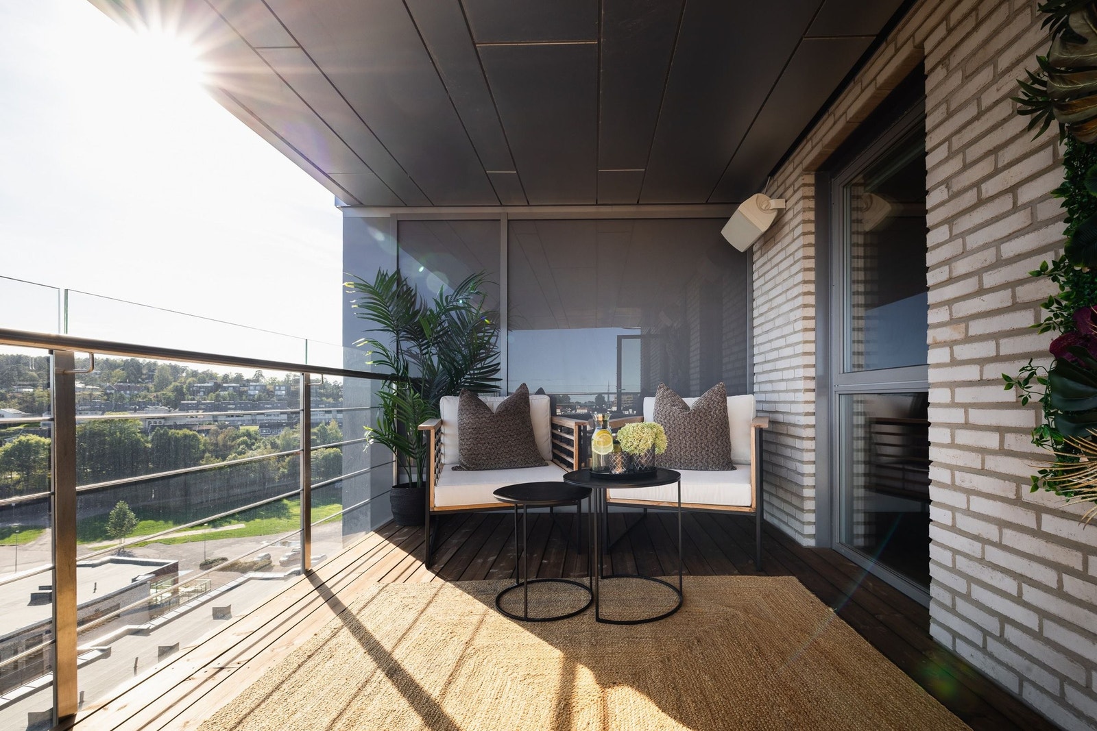Den østvendte terrassen er stedet for dagens første solstråler – perfekt for en kopp kaffe mens byen våkner til liv under deg Galleribilde