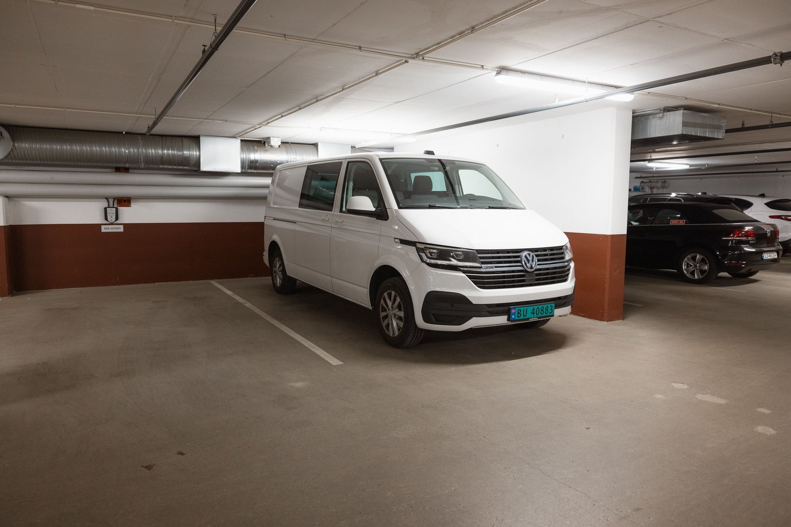 Ekstra garasjeplass i felles anlegg. Seksjonen disponerer totalt tre plasser, hvorav én med lader og én med opplegg Galleribilde