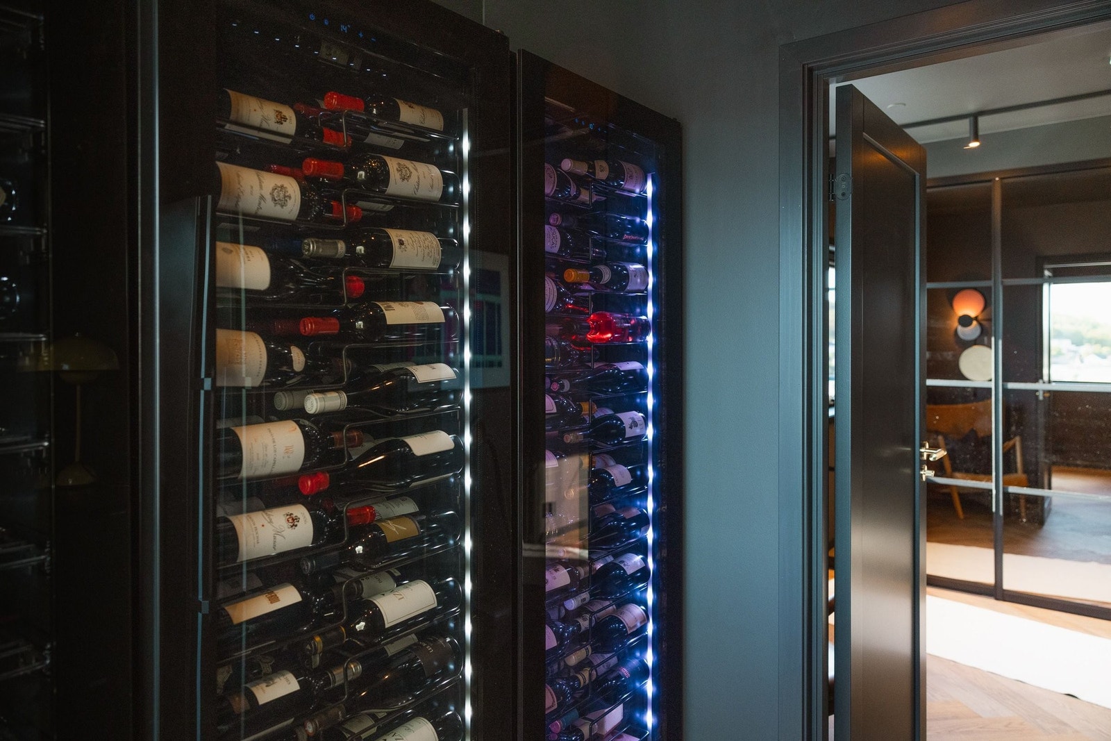 Et vinrom for den kresne – perfekt temperert oppbevaring, elegant plassert i tilknytning til walk-in closet Galleribilde