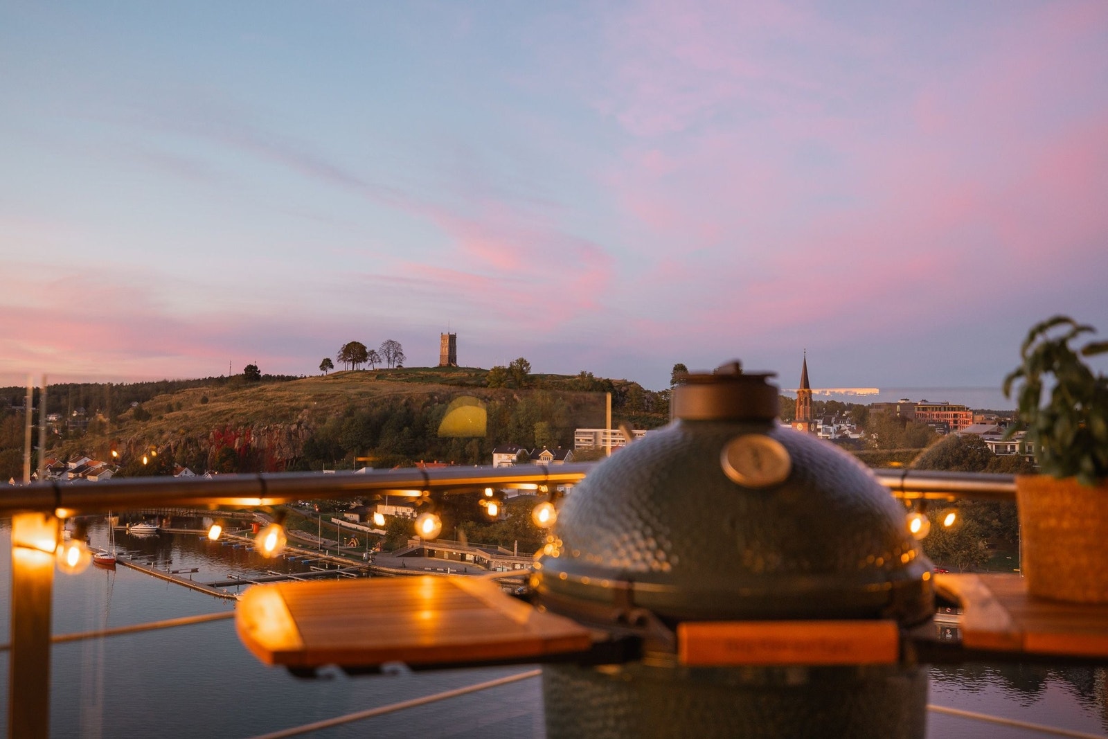 Fra terrassen har du panoramautsikt mot Slottsfjellet – et historisk landemerke som ruver over Tønsberg. Herfra ser du også rett ned på Slottsfjellfestivalen setter sitt preg i juli Galleribilde