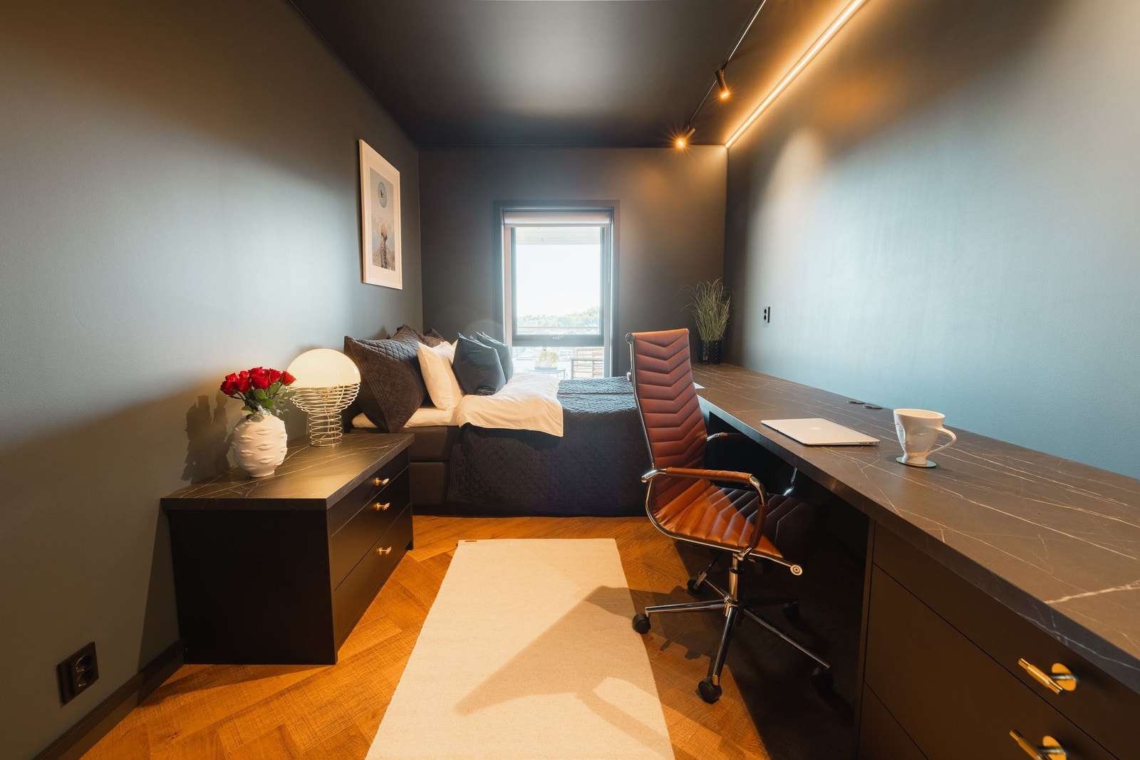 Soverom med integrert skrivebordsløsning og utsikt – perfekt som gjesterom eller hjemmekontor Galleribilde