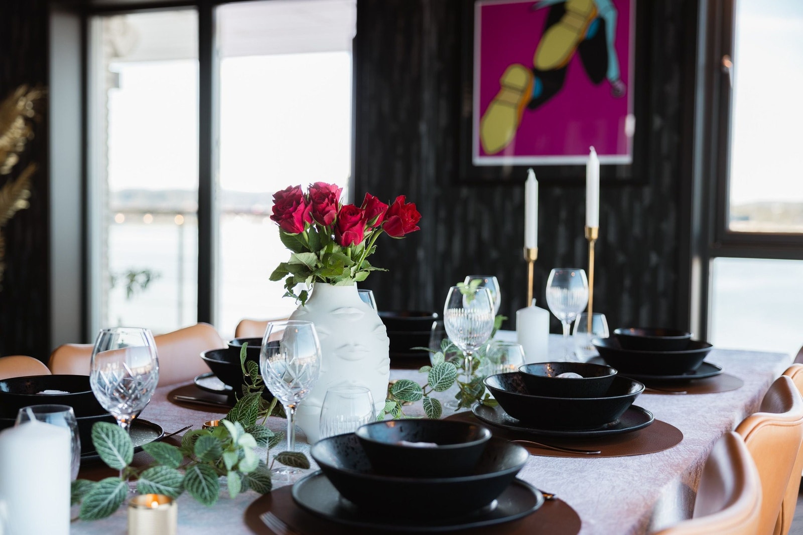 Spisestuen er skapt for øyeblikkene som teller – enten det er intime middager eller festlige lag, med utsikten som en naturlig samtalestarter Galleribilde