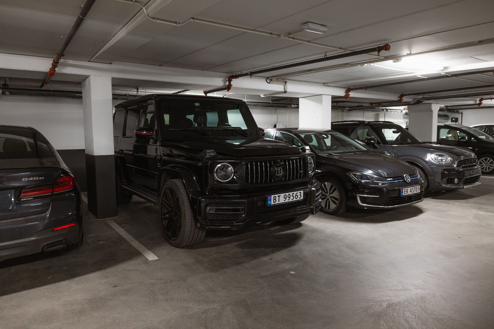 Seksjonen disponerer tre garasjeplasser i felles, lukket anlegg. Den opprinnelige plassen er smalere enn standardmål for dobbel-plass, og det er derfor tildelt en ekstra plass. Galleribilde