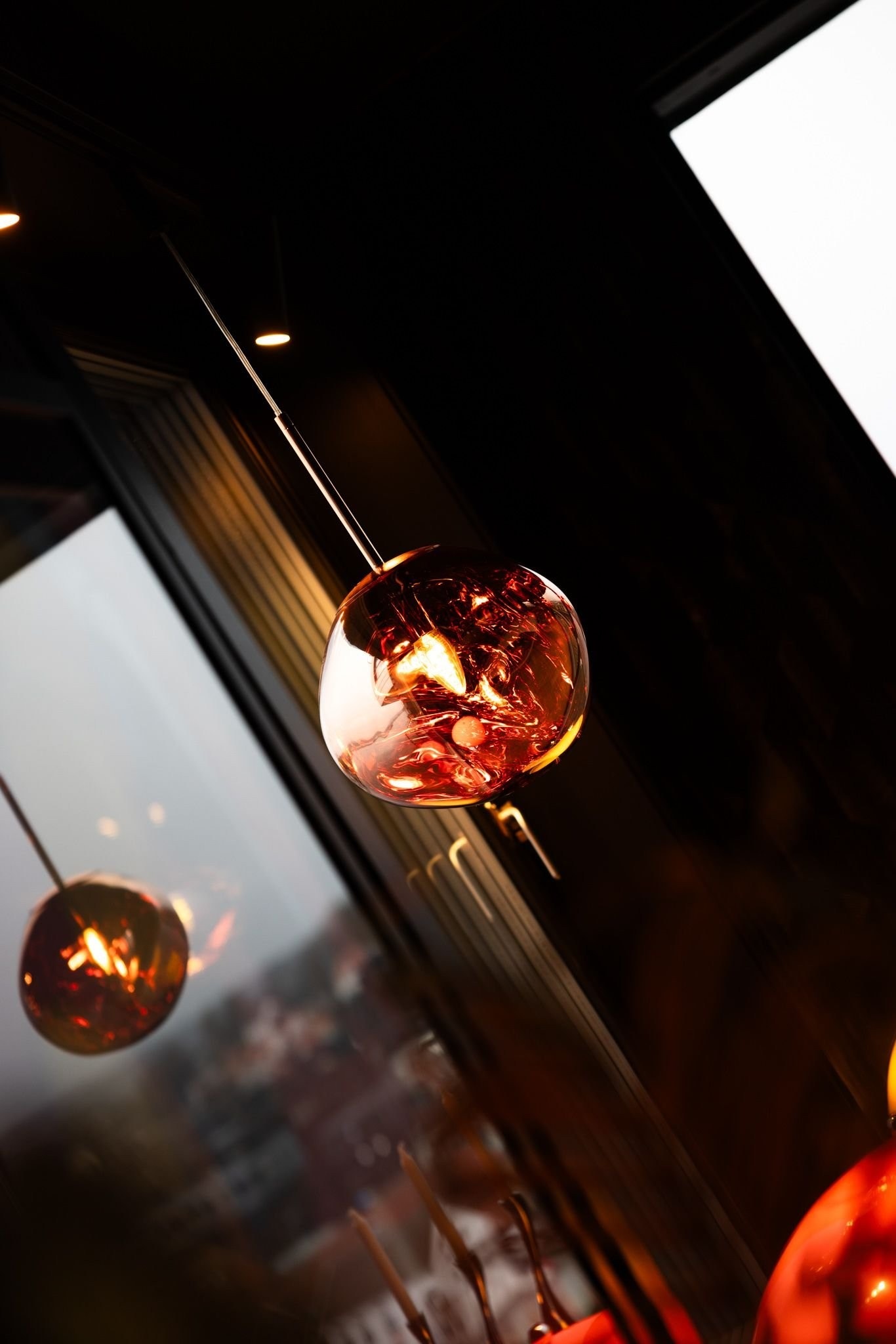 Lyssettingen er nøye kuratert, med designlamper som fungerer som smykker i rommet. Som her, der Tom Dixon-lampene gir et varmt spill av lys og refleksjoner – en detalj som setter stemningen både dag og kveld Galleribilde