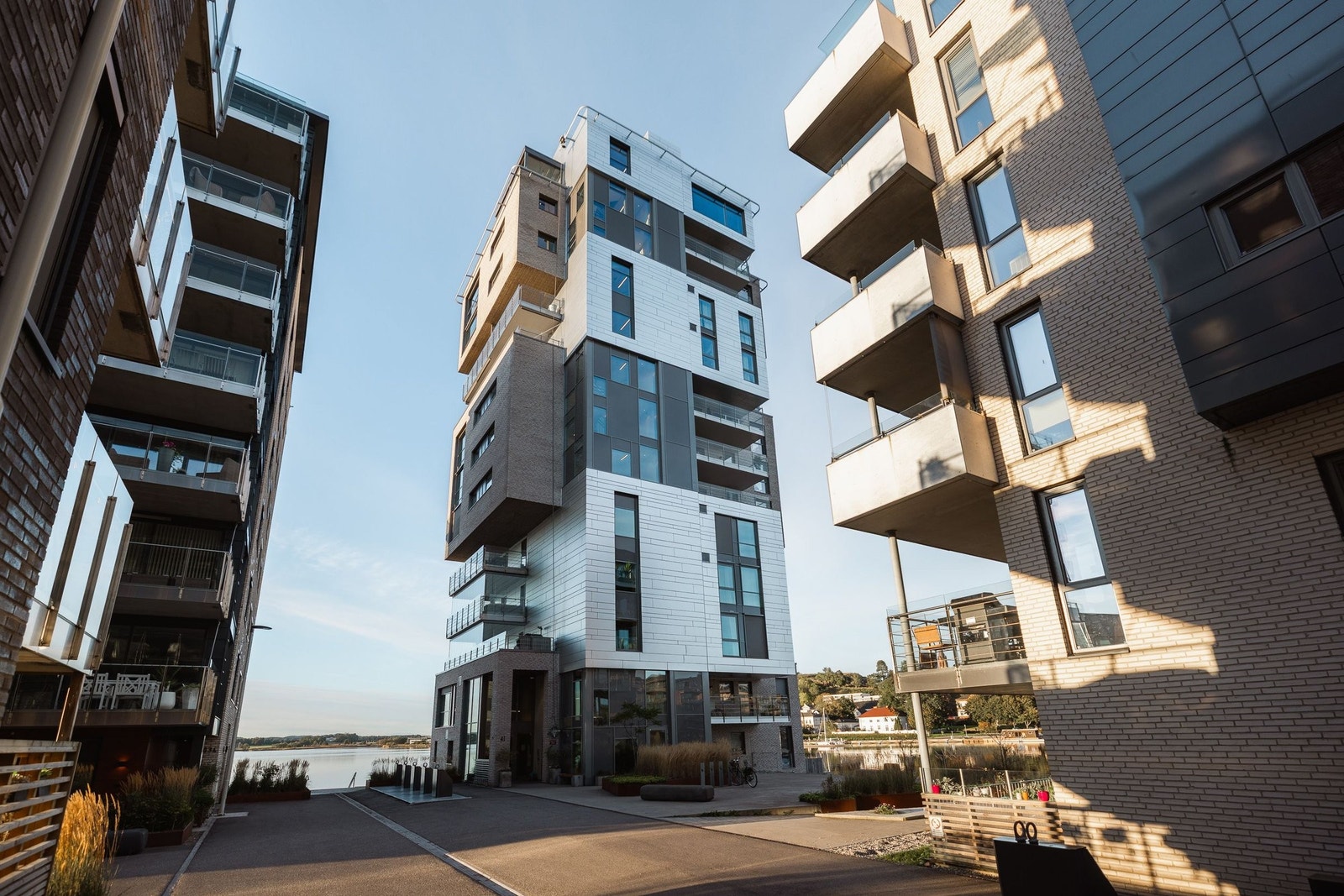 Når du flytter inn i Signaturen, får du mer enn en leilighet – du får en livsstil. Med sin dristige arkitektur og beliggenhet på bryggekanten er bygget blitt et landemerke i Tønsberg. Her kombineres urban energi med sjøens ro, og du bor i hjertet av byen Galleribilde