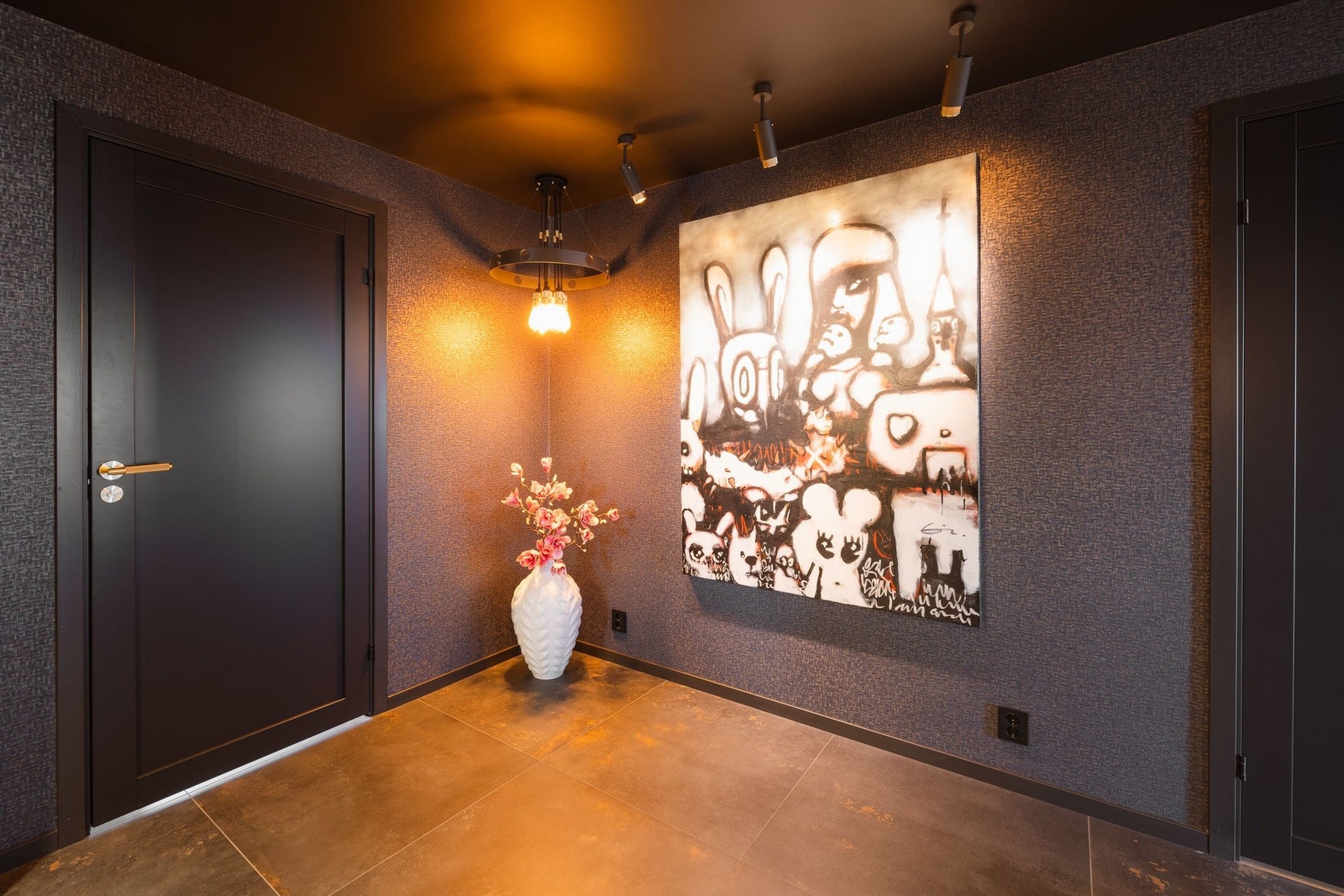 Entré med spesialdesignet interiør, eksklusive fliser og tapet som setter tonen for resten av leiligheten Galleribilde