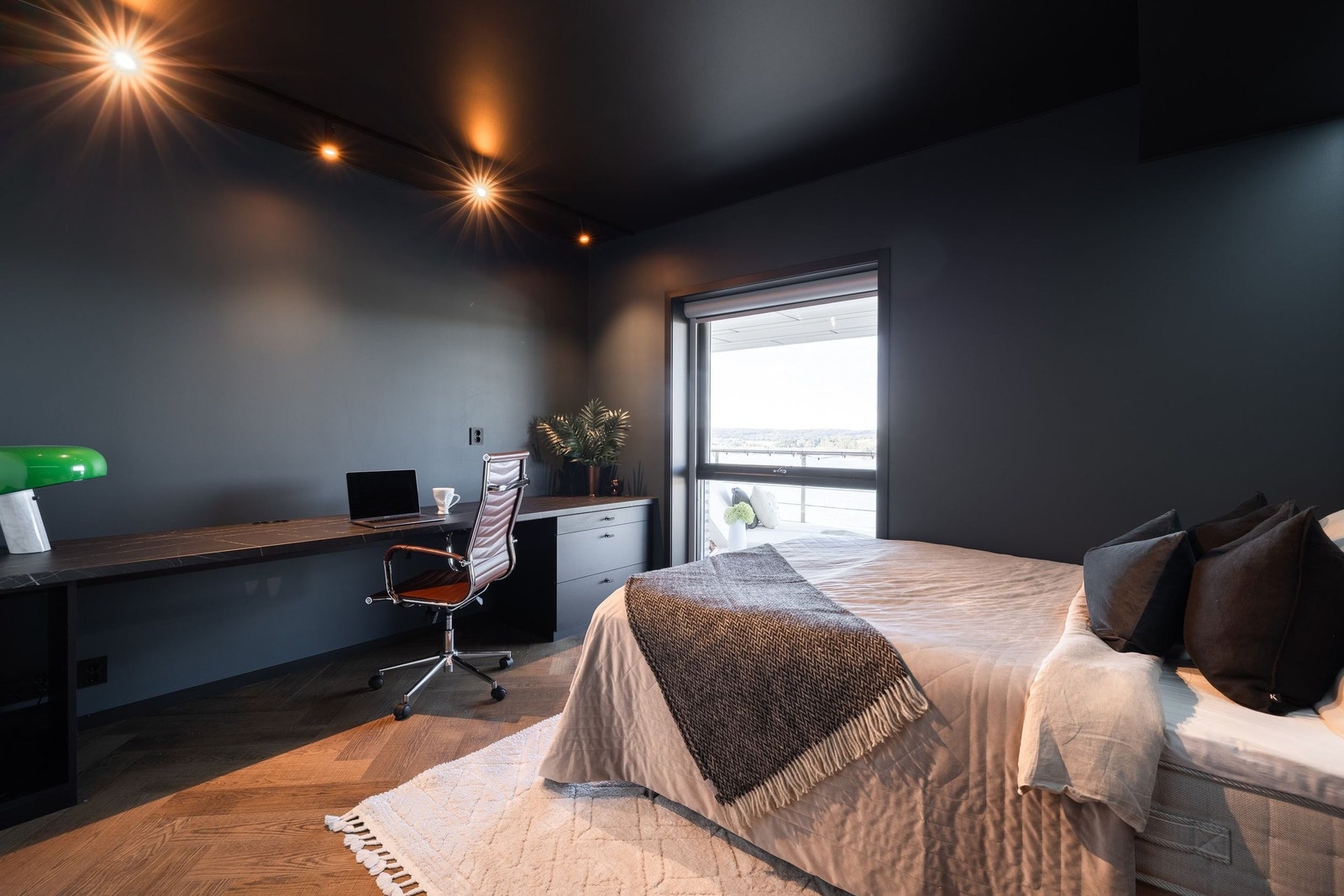 Soverom med plassbygd kontor – og spektakulær utsikt Galleribilde