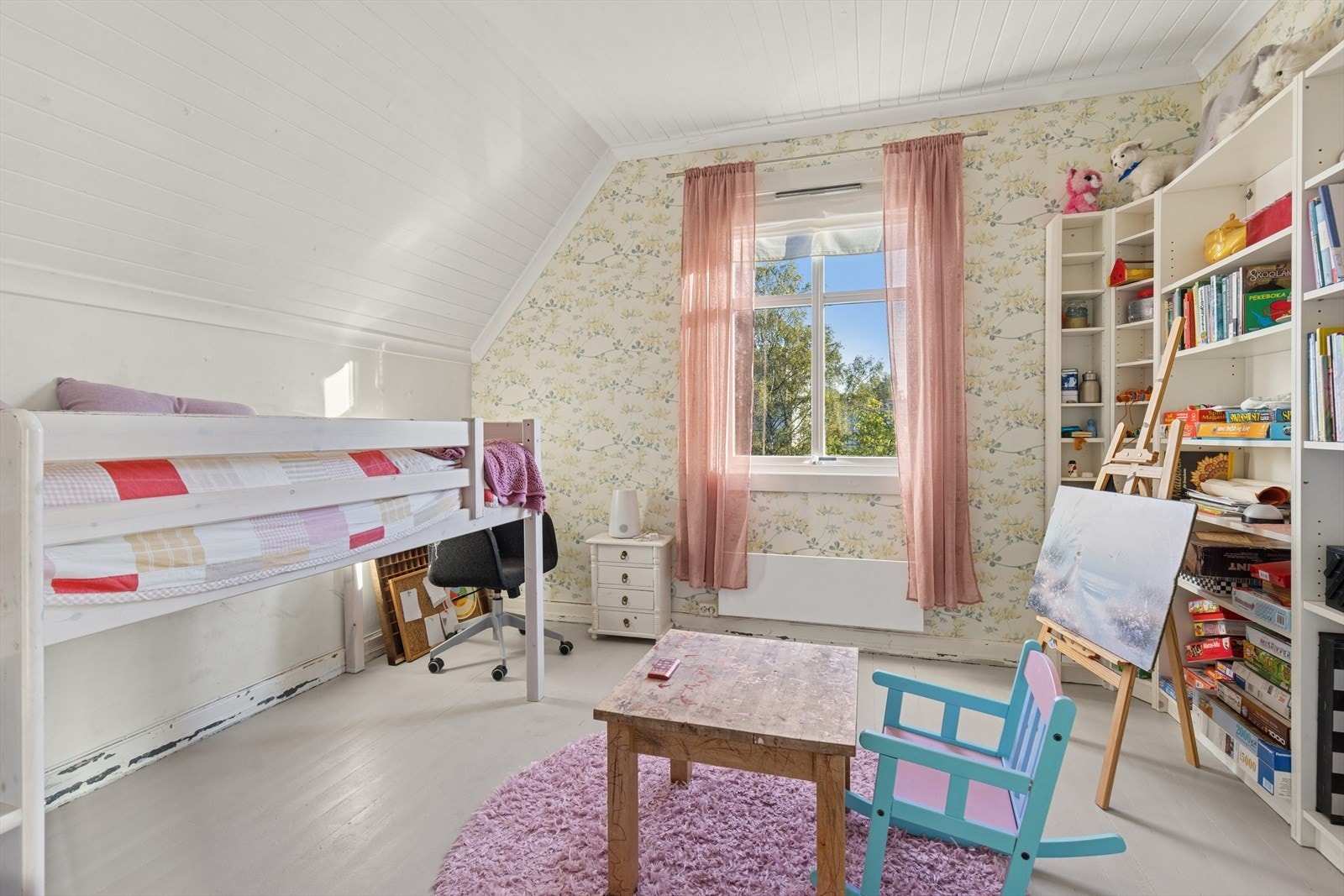 Soverom 3. Romslige værelser med plass til seng, kontorpult og garderobeløsning. Galleribilde