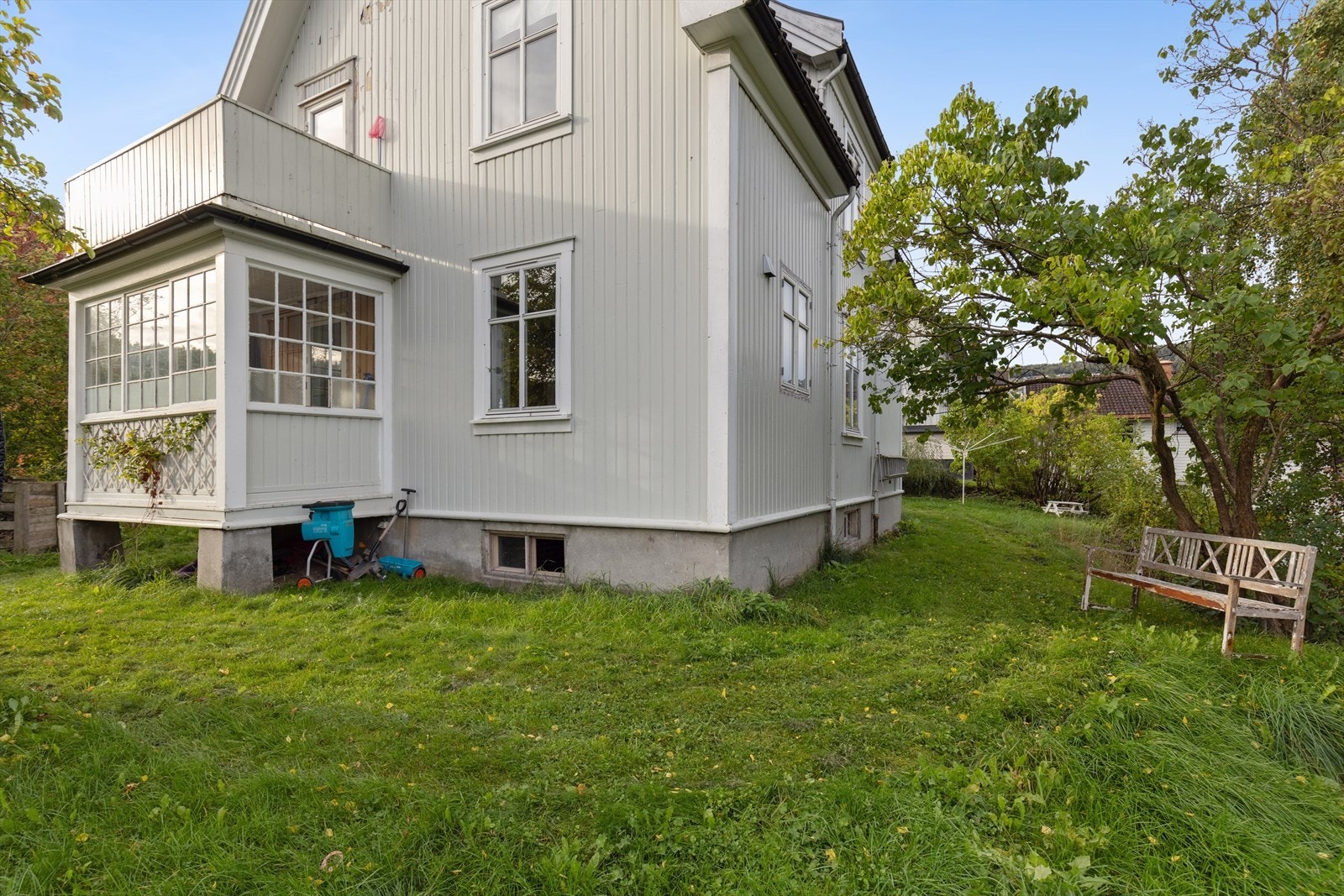 Usjenert tomt med mye boltreplass rundt husveggene. Galleribilde