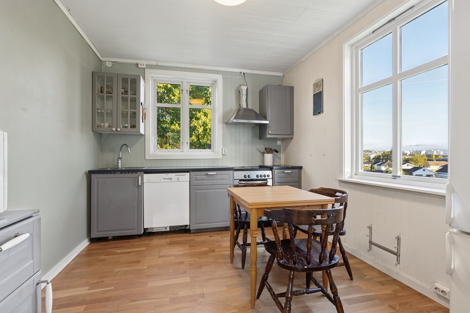 Store vinduer slipper inn dagslyset og gir en fin ramme rundt hverdagsmåltidene. Galleribilde