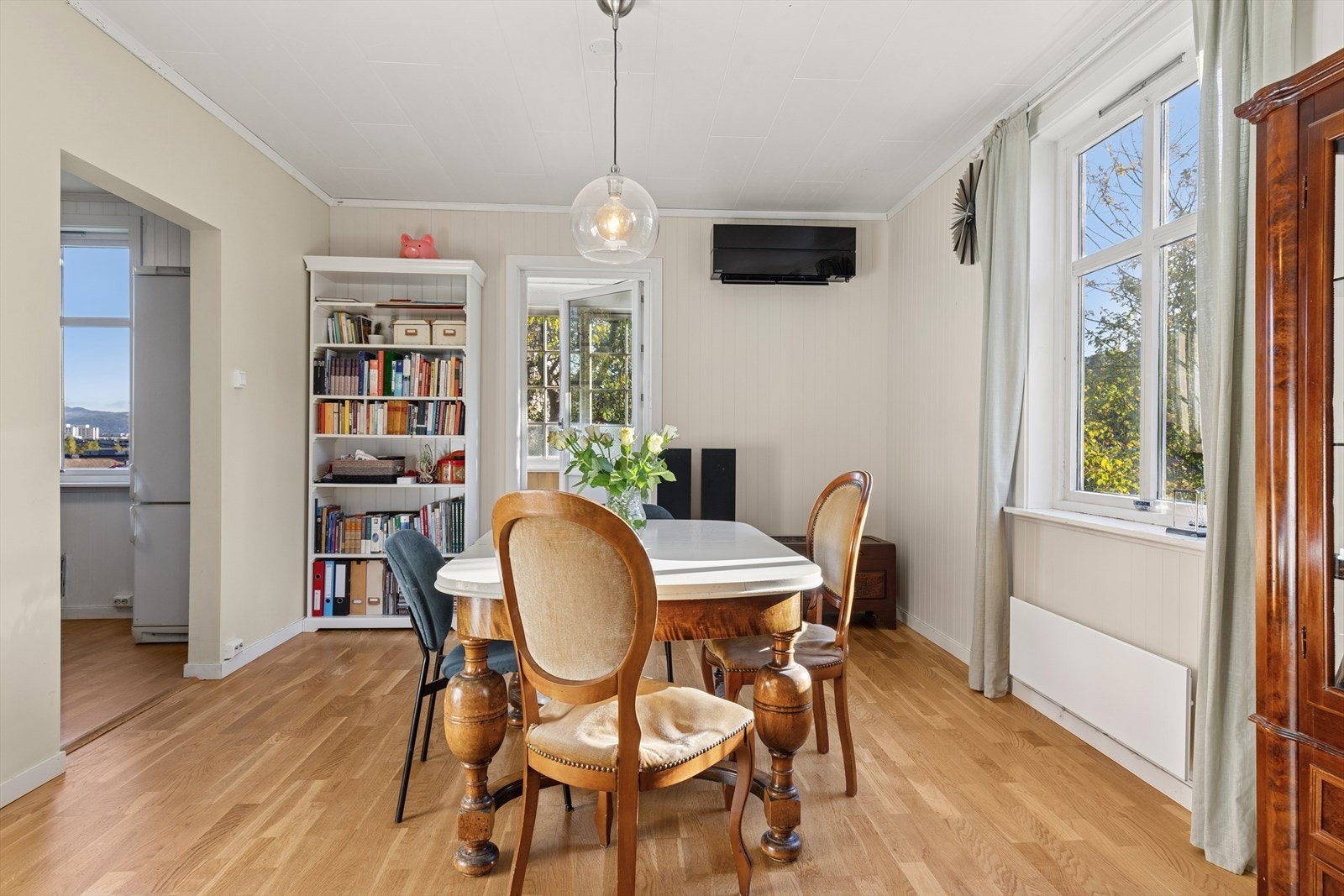 Stuen har utgang til vinterhage med utsikt - et perfekt sted for morgenkaffen eller rolige kvelder. Galleribilde