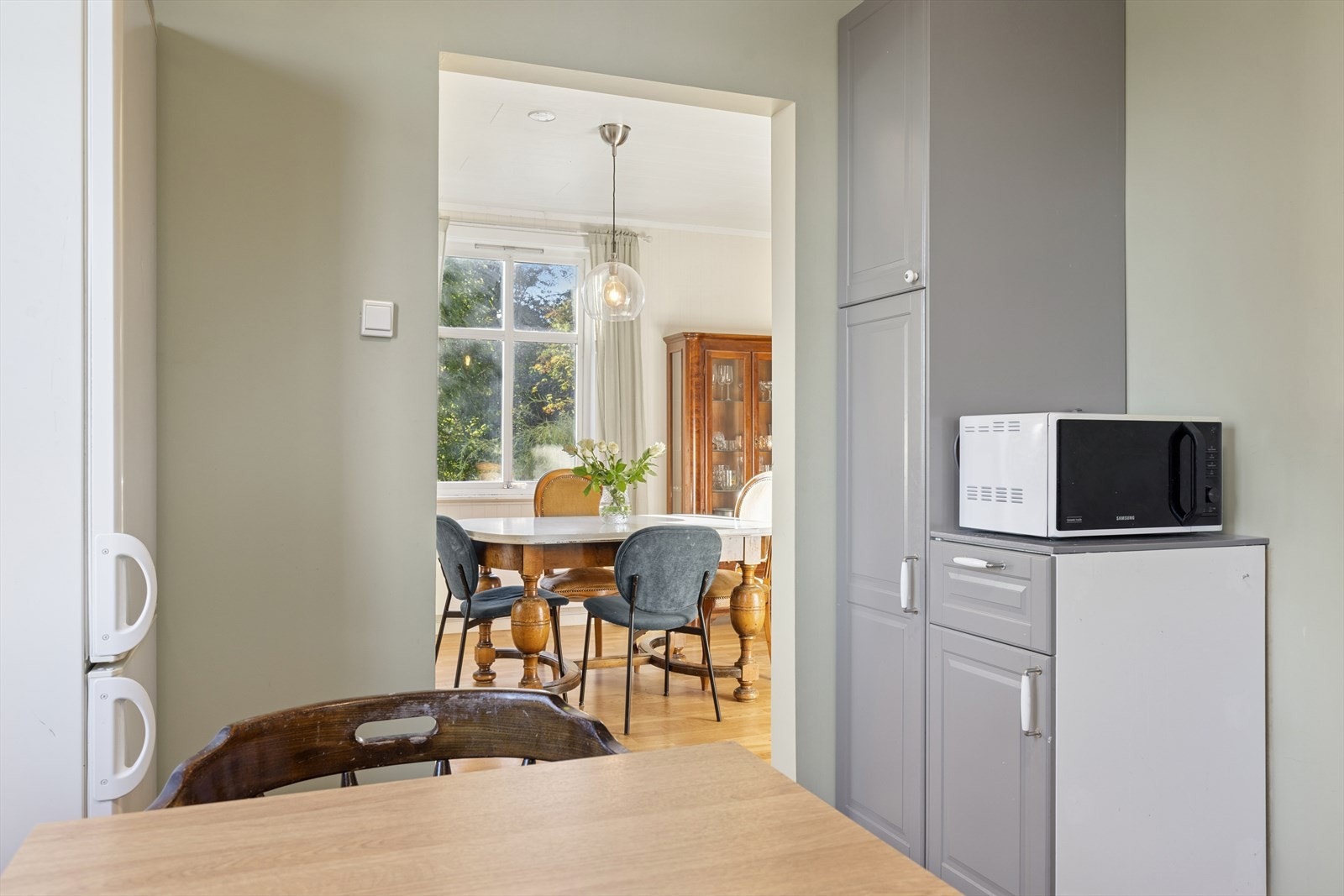 Kjøkkenet ligger praktisk til ved stuen, med spiseplass ved vinduet og god takhøyde som gir rommet en luftig følelse. Galleribilde