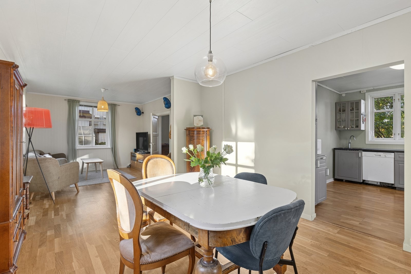 Stuen ligger i hjertet av huset, med nærhet til kjøkken og hage - et sosialt og innbydende rom. Galleribilde