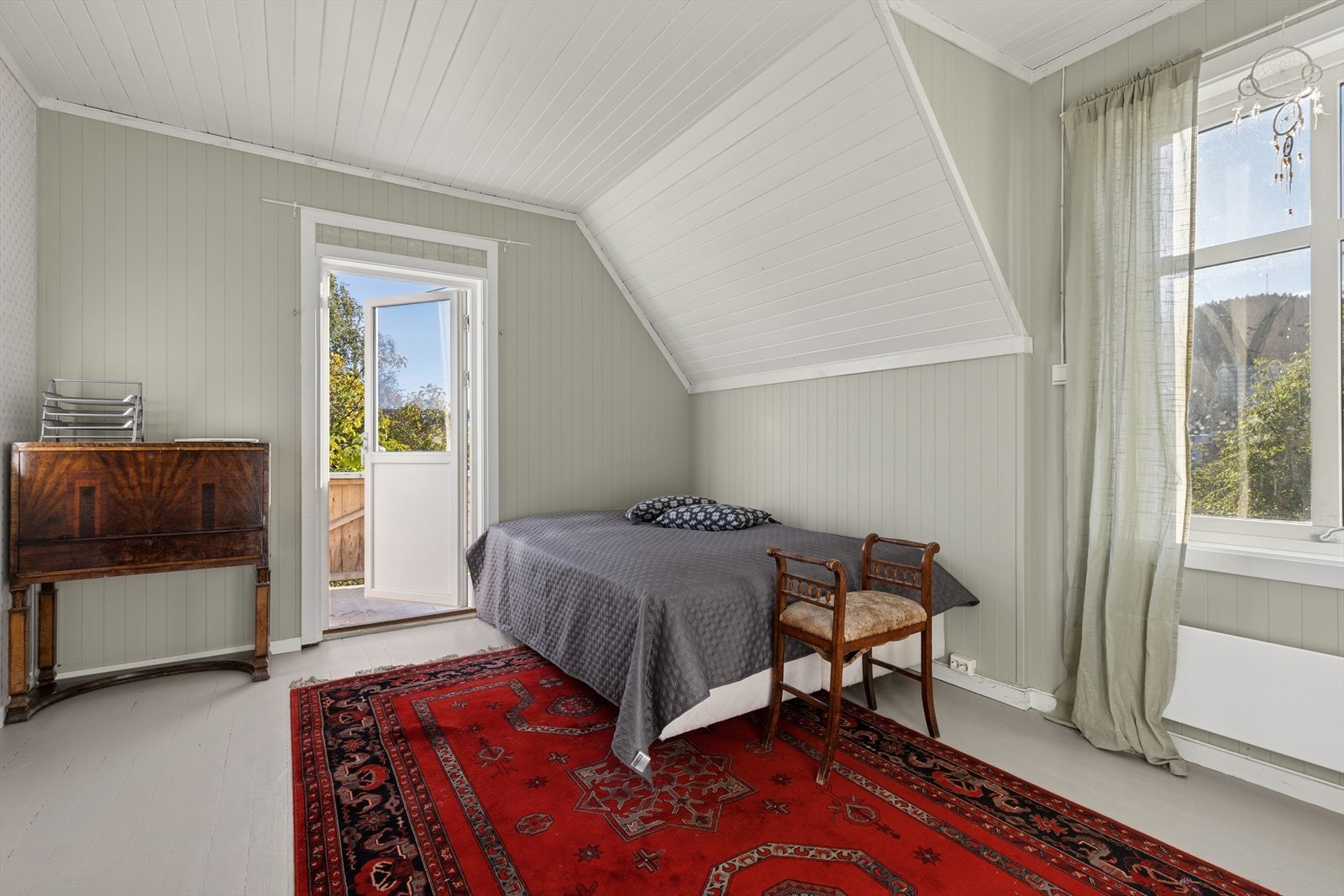 Soverom 2 med utgang til altan. Galleribilde