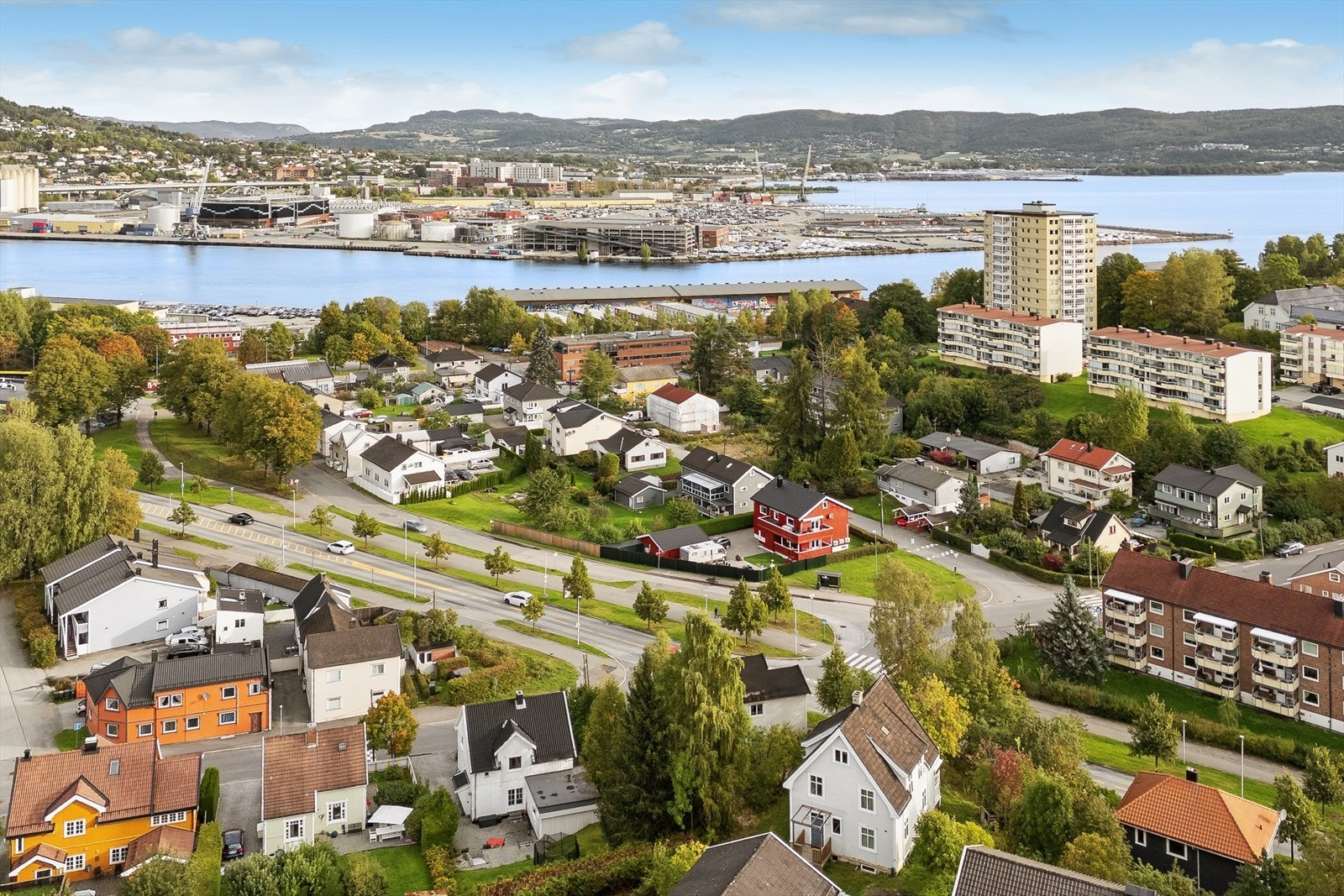 Eiendommen ligger høyt og fritt til med solrike forhold, vakker utsikt og en privat atmosfære, som en liten grønn oase midt i byen. Galleribilde