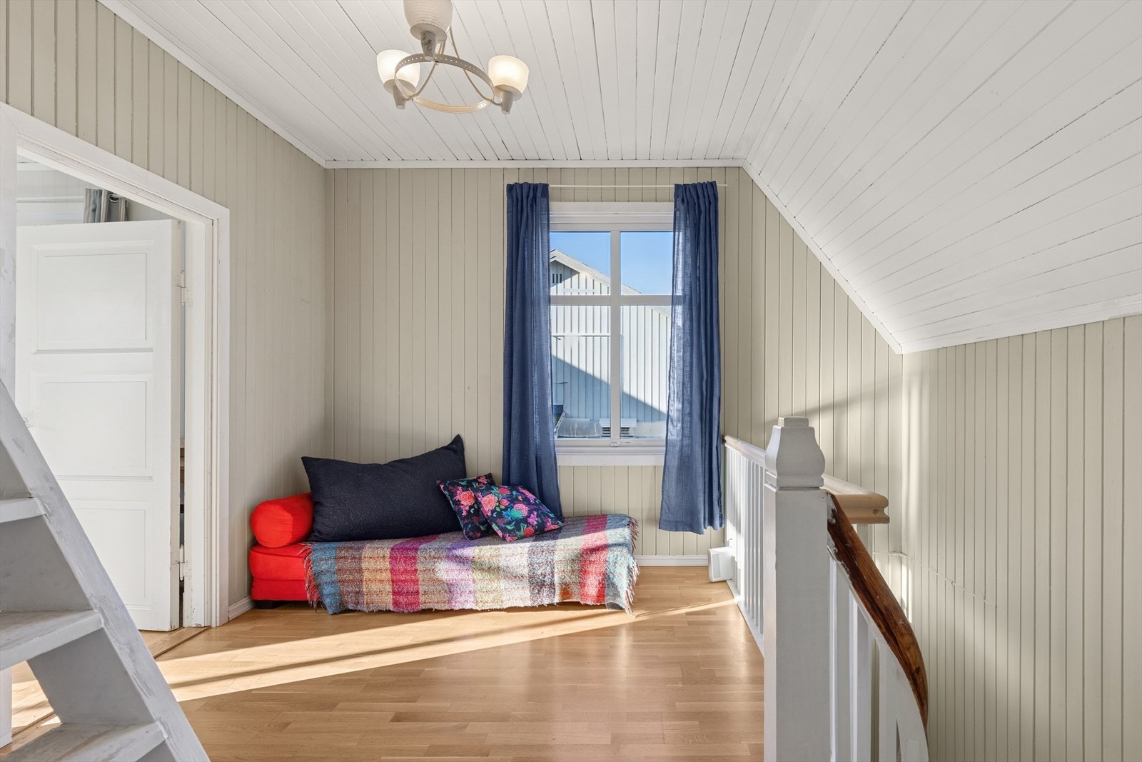 Trappegang med adkomst opp til lagringsloft. Arealet på loft er ikke medregnet på grunn av manglende "gangbart" gulv. Galleribilde